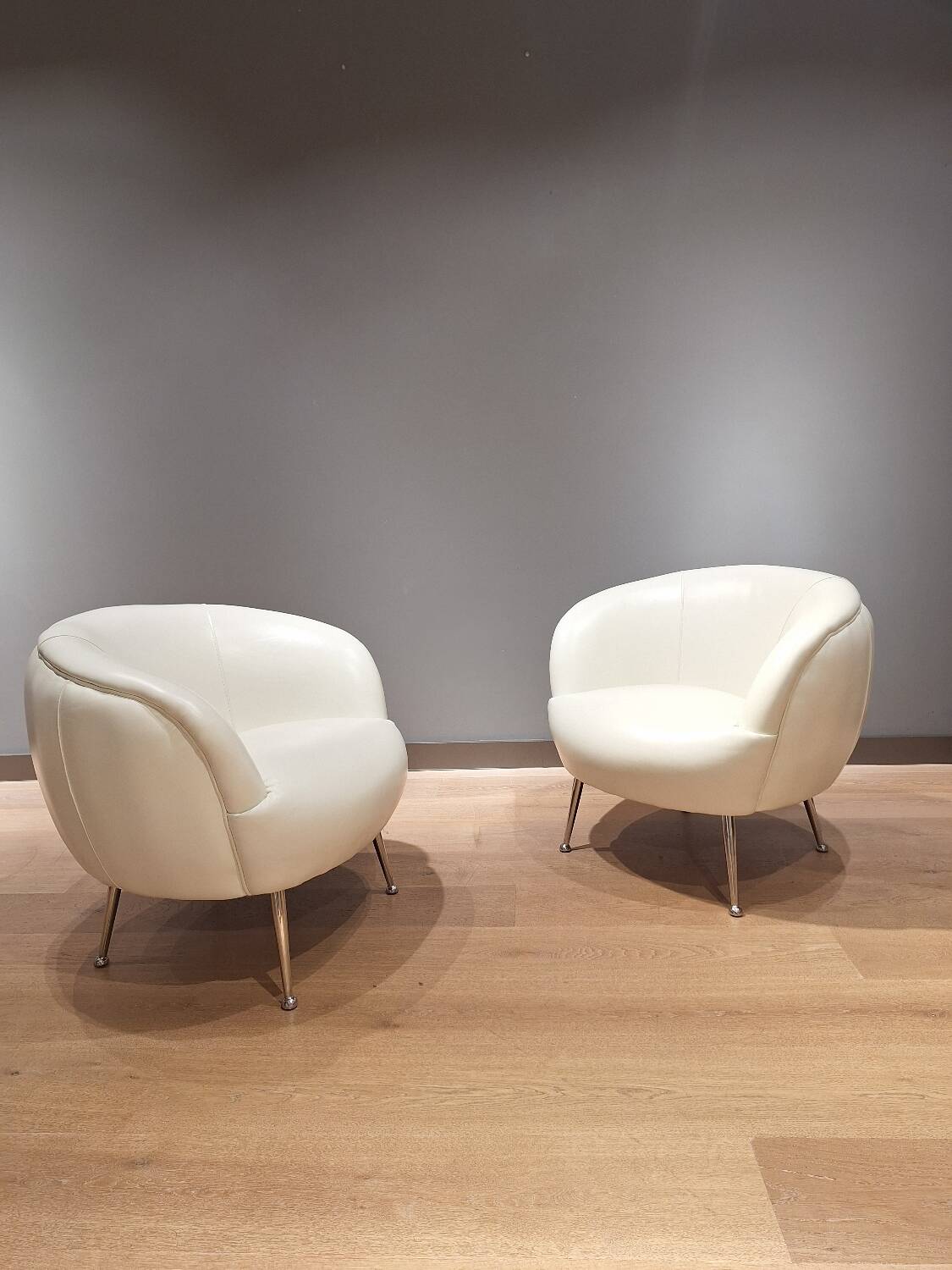 2 white leather armchairs, 1980s