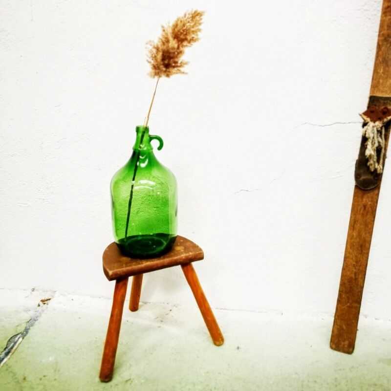 Tripod cowhide tabouret