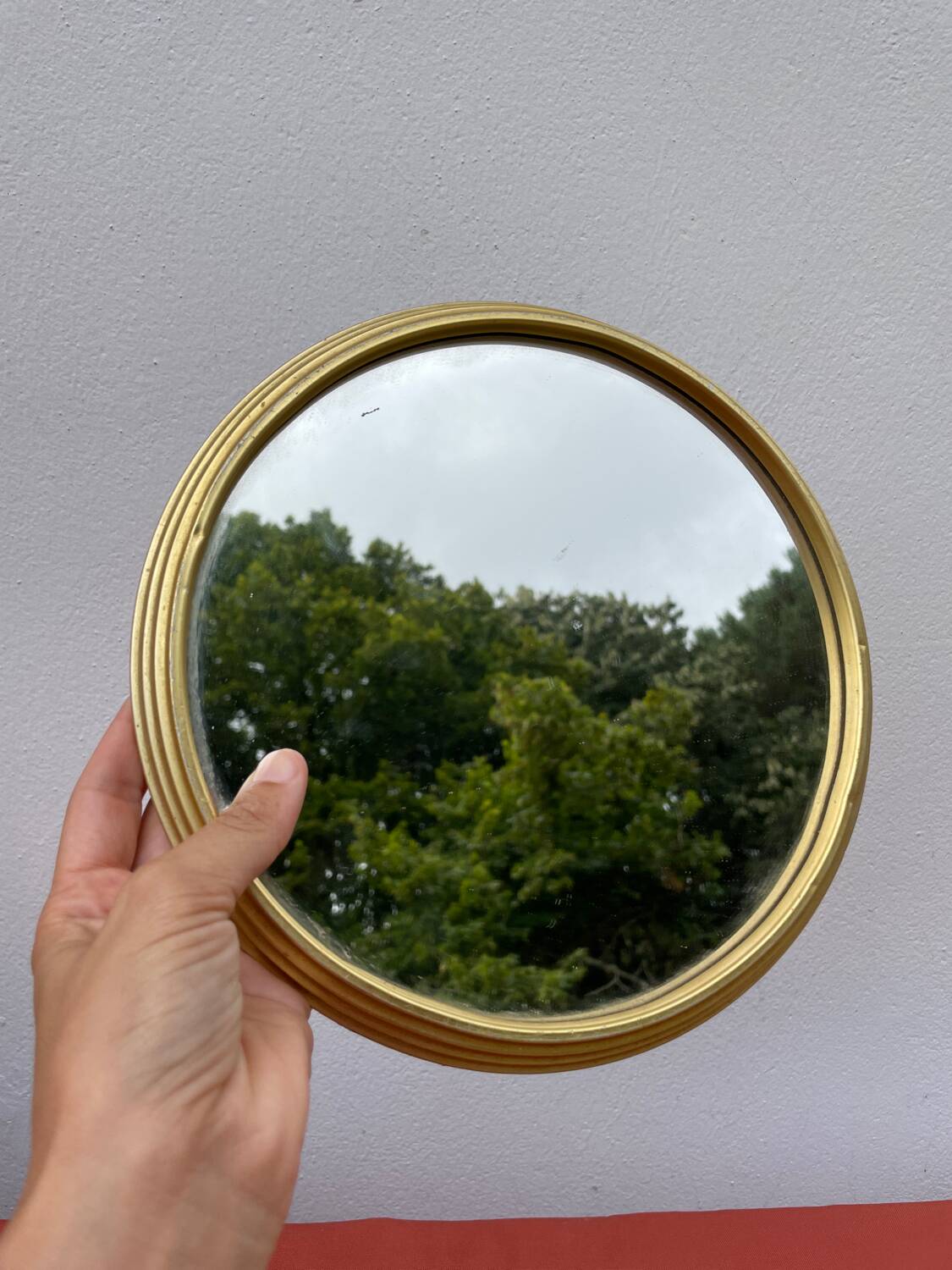 Round mirror in gold metal
