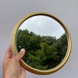 Round mirror in gold metal