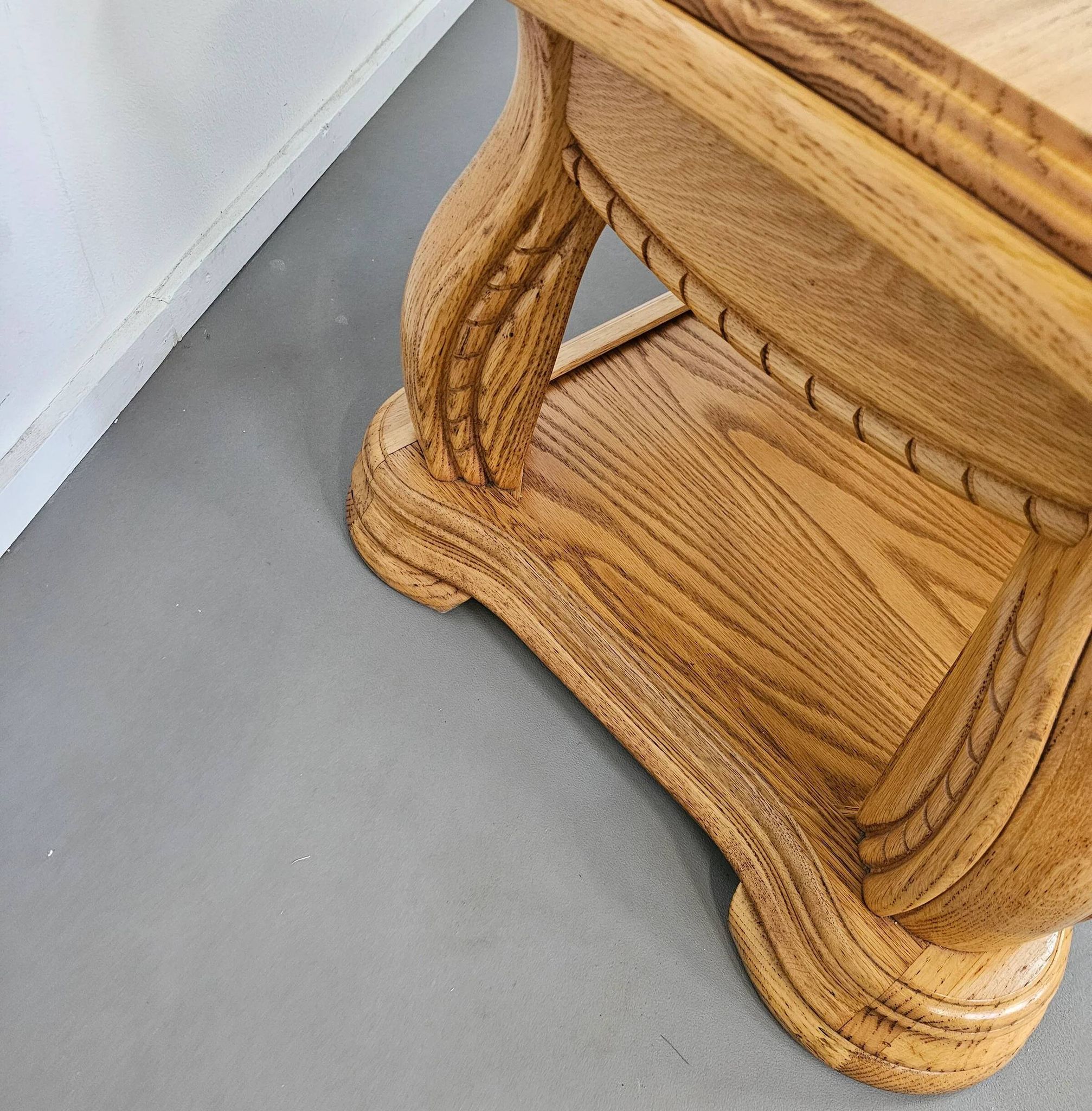 Table basse française en chêne massif des années 1970