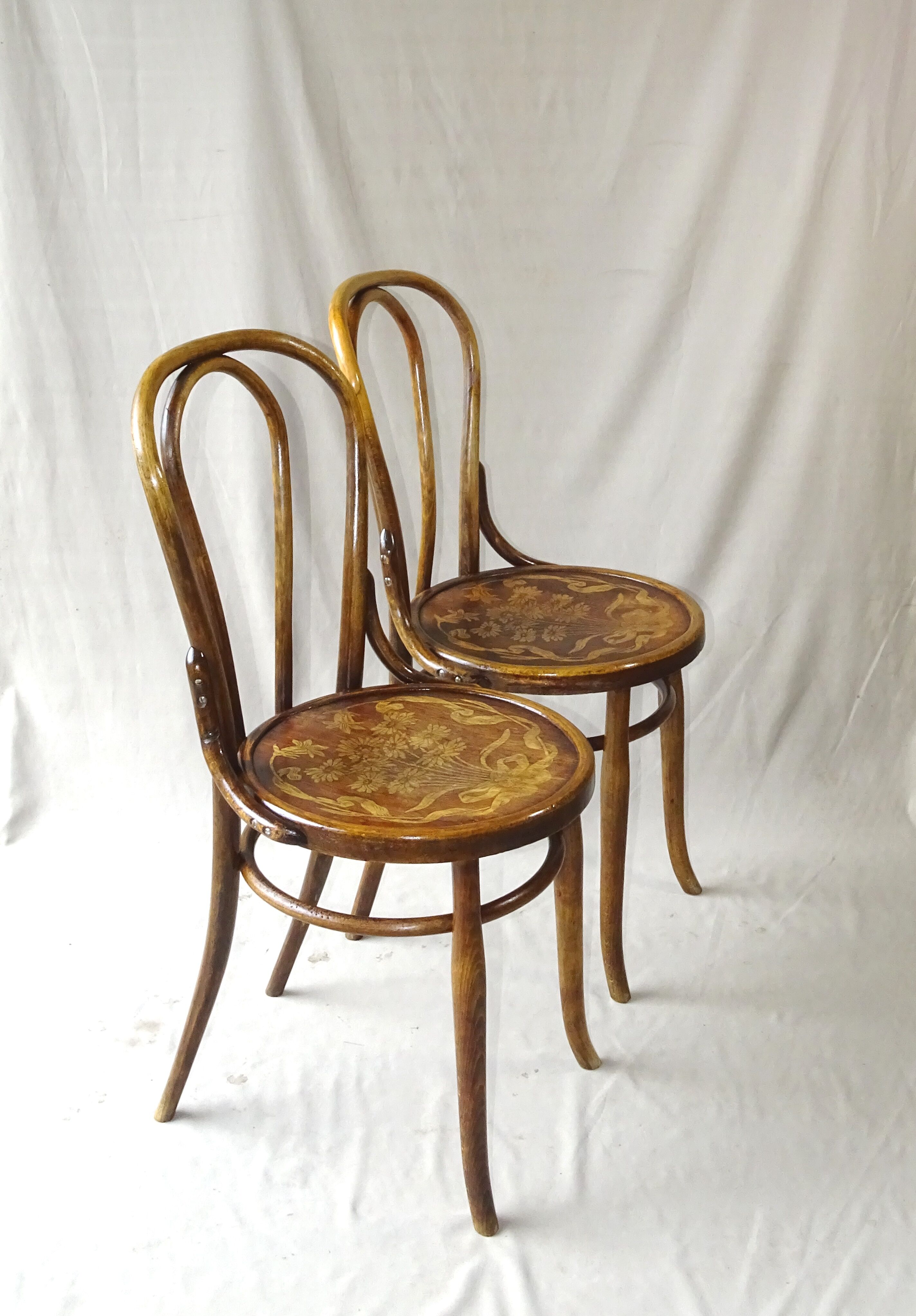 2 bistro chairs sitting wood flowers type 18 Wood- curved