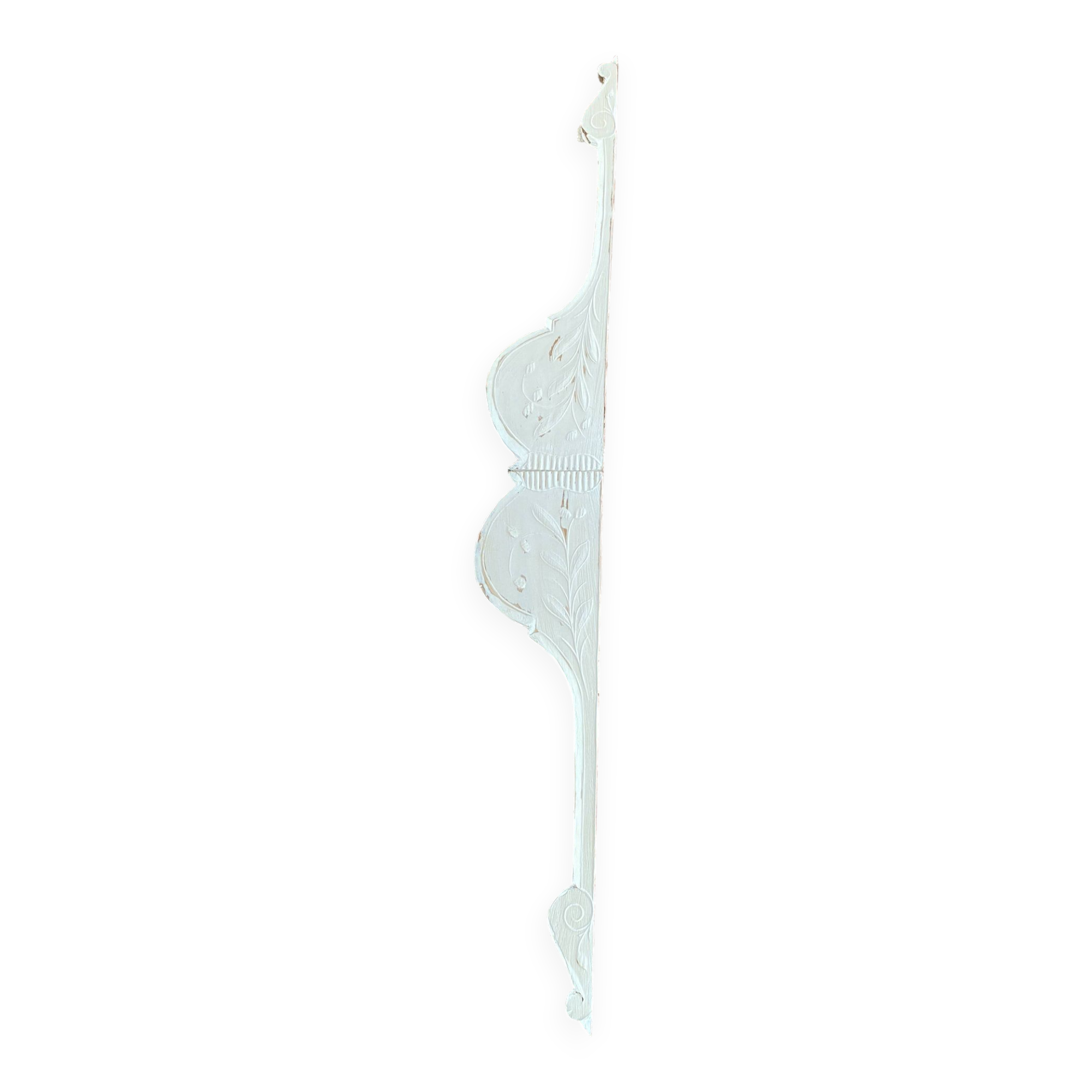 Fronton en bois patiné blanc.