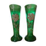Paire de vases en verre à décor émaillé de fleurs