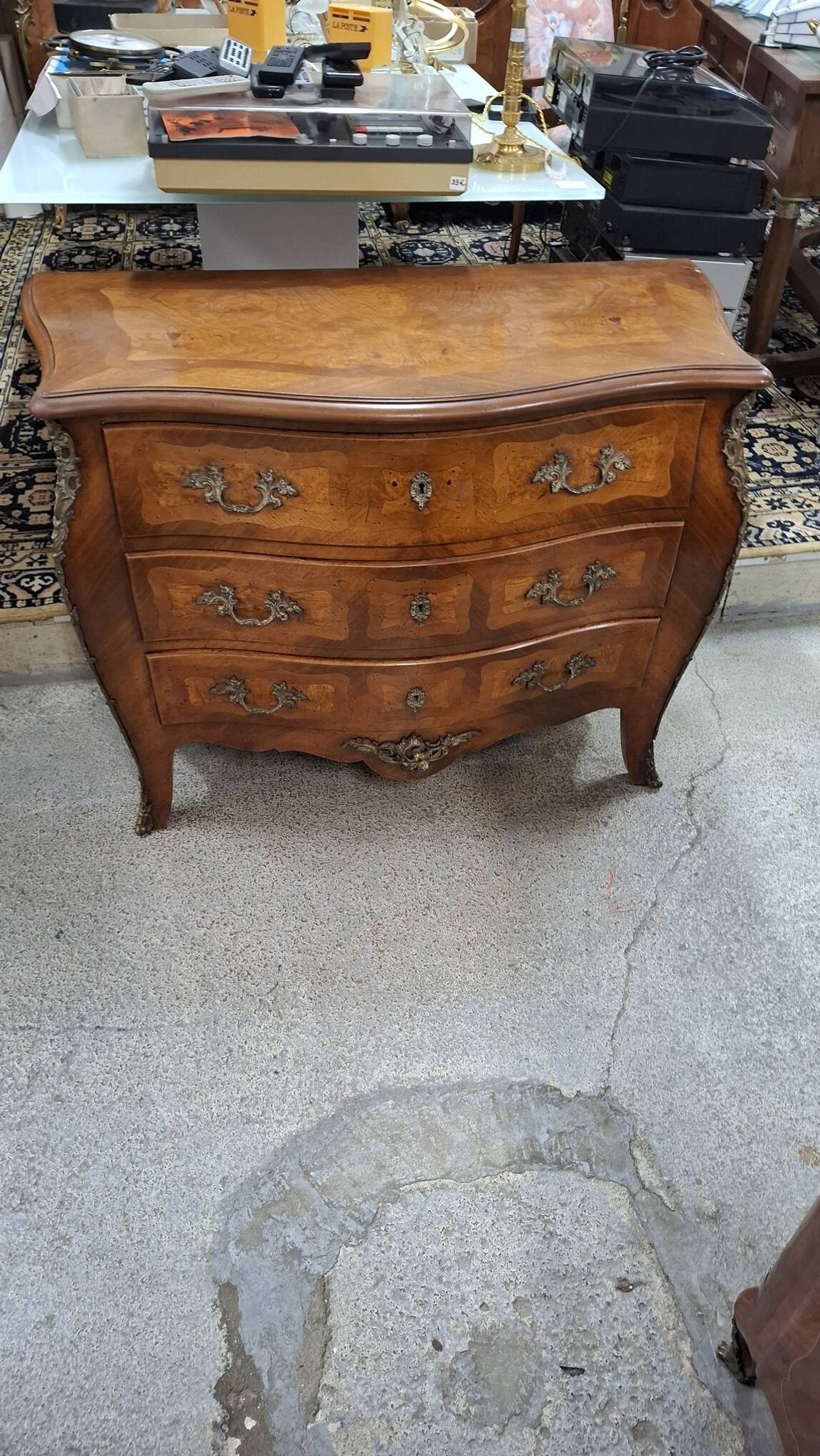 Commode de style louis xv en marqueterieflag