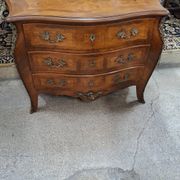Commode de style louis xv en marqueterieflag
