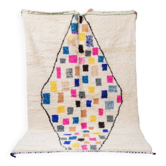 Tapis marocain traditionnel à motifs carrés colorés