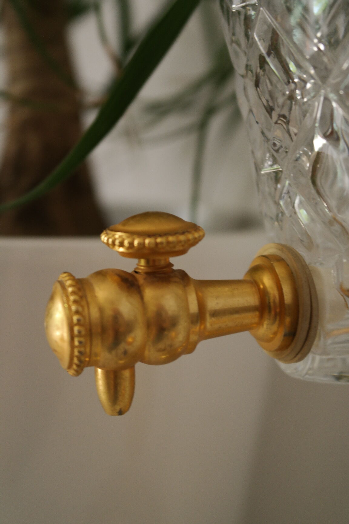Fontaine à absinthe cristal taillé métal doré 1960