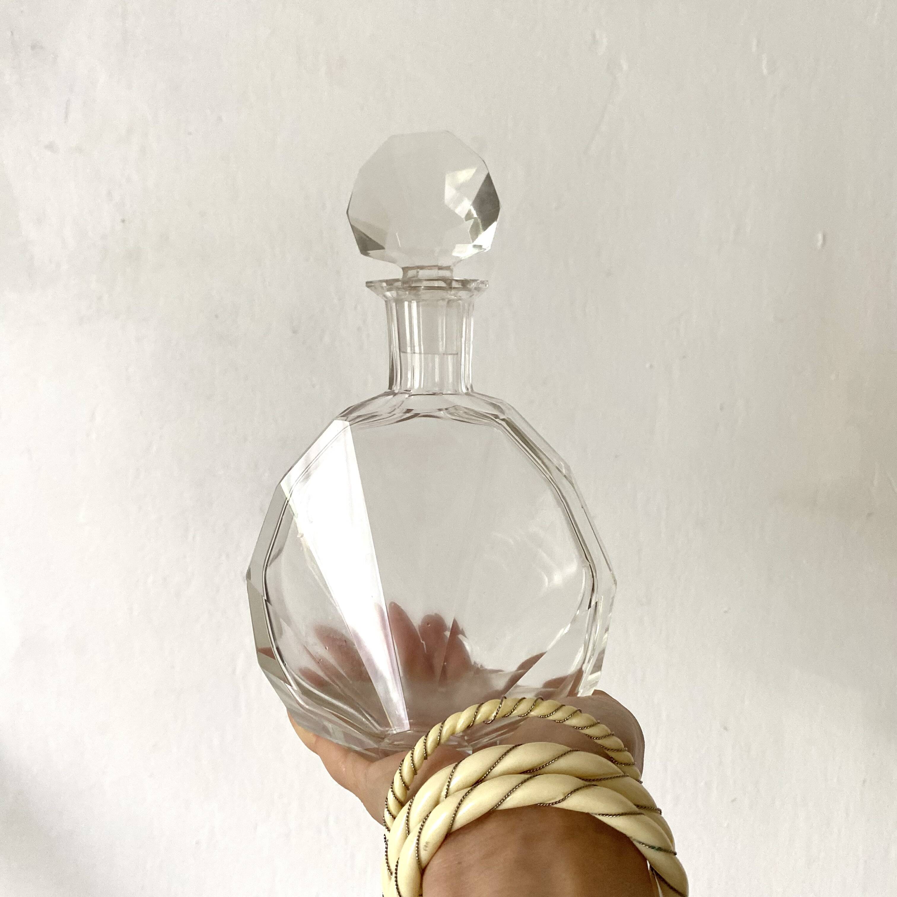 Stylized shell-shaped carafe