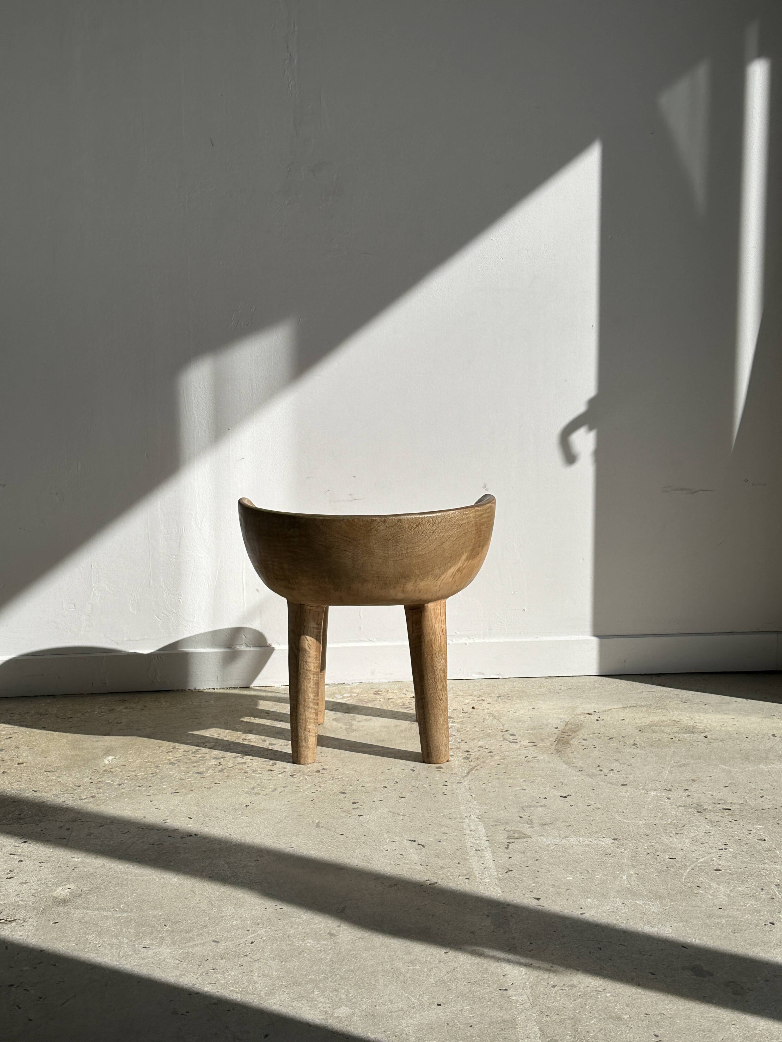 Quadripod chair with round seat and small back in natural monoxyl mango wood