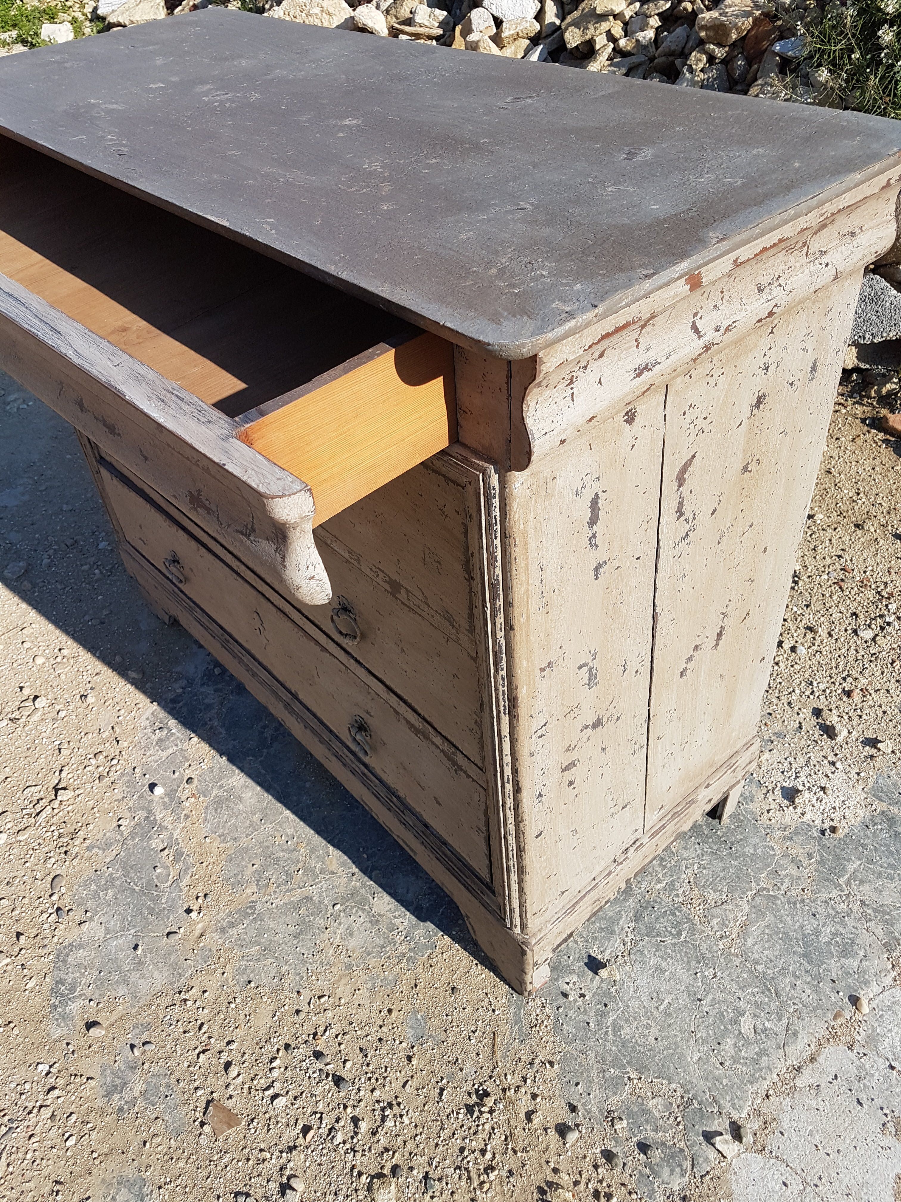 Commode patiné
