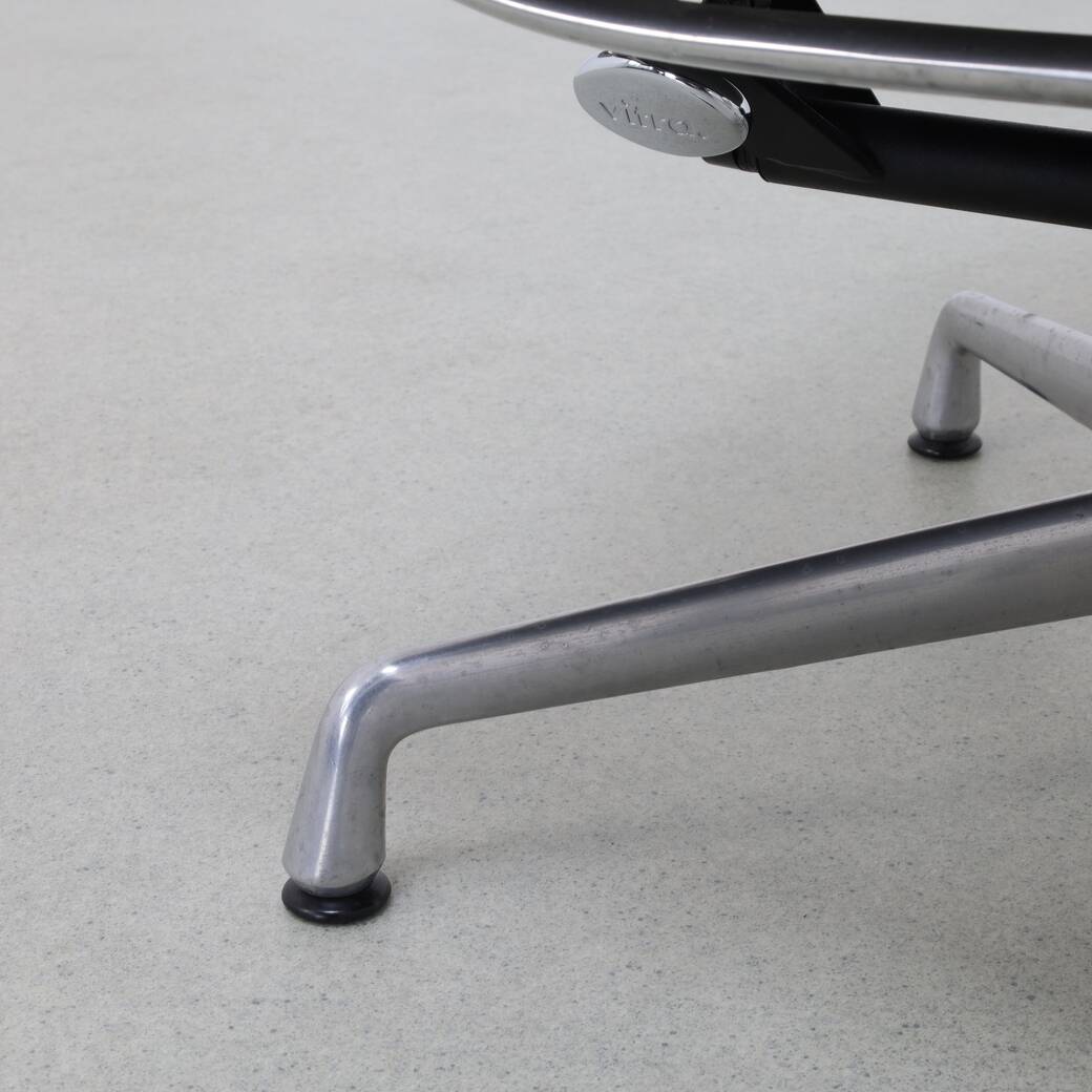Soft Pad Chair EA 222 – Lounge by Charles and Ray Eames for Vitra