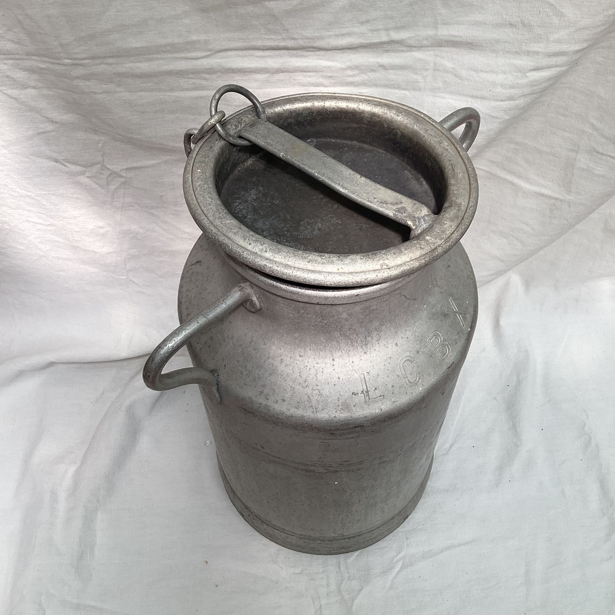Farm milk can in aluminum stamped dimension: height -49cm- width -36cm-