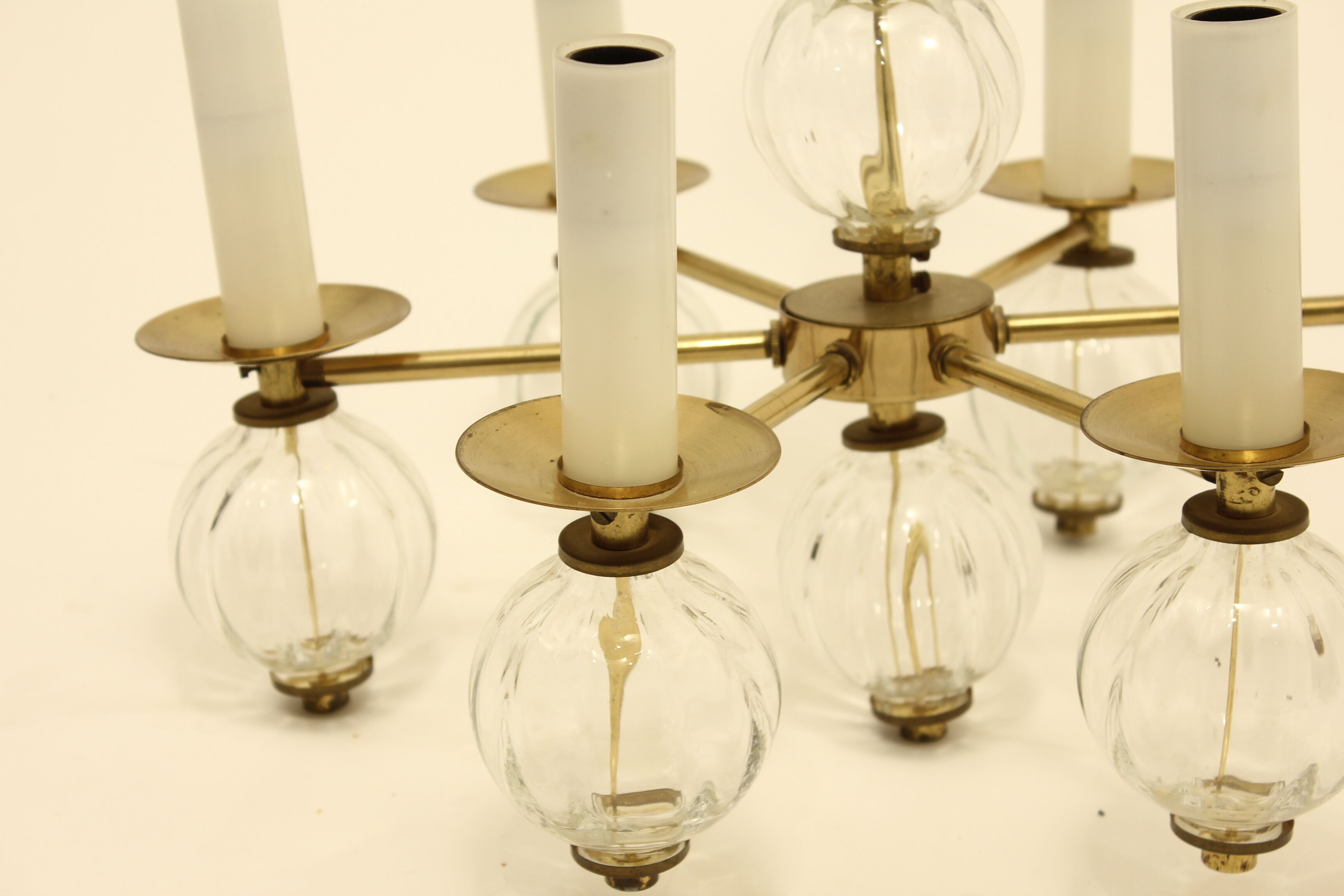 Lustre en laiton avec des ampoules en verre