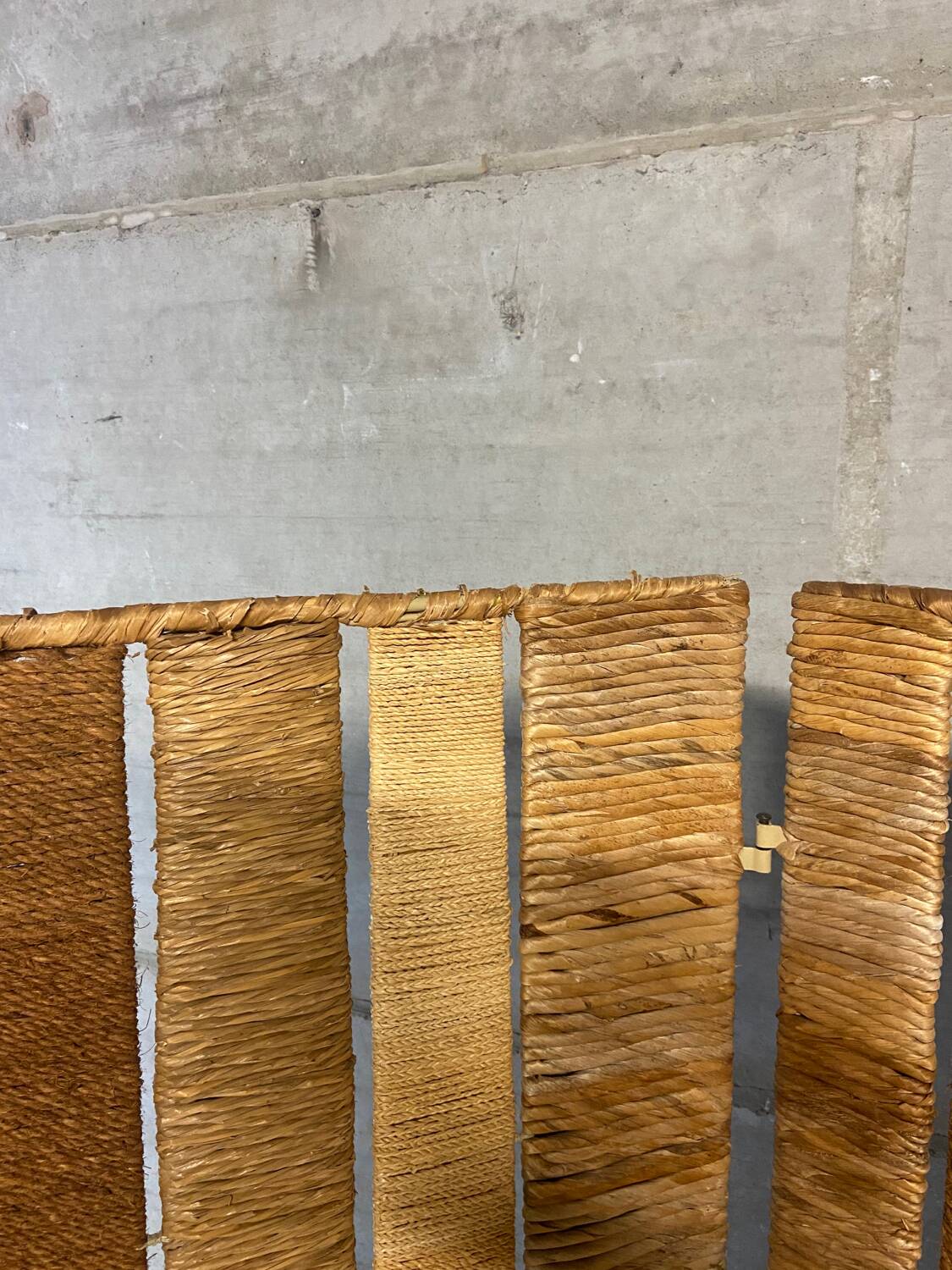 Vintage screen in straw and braided rope