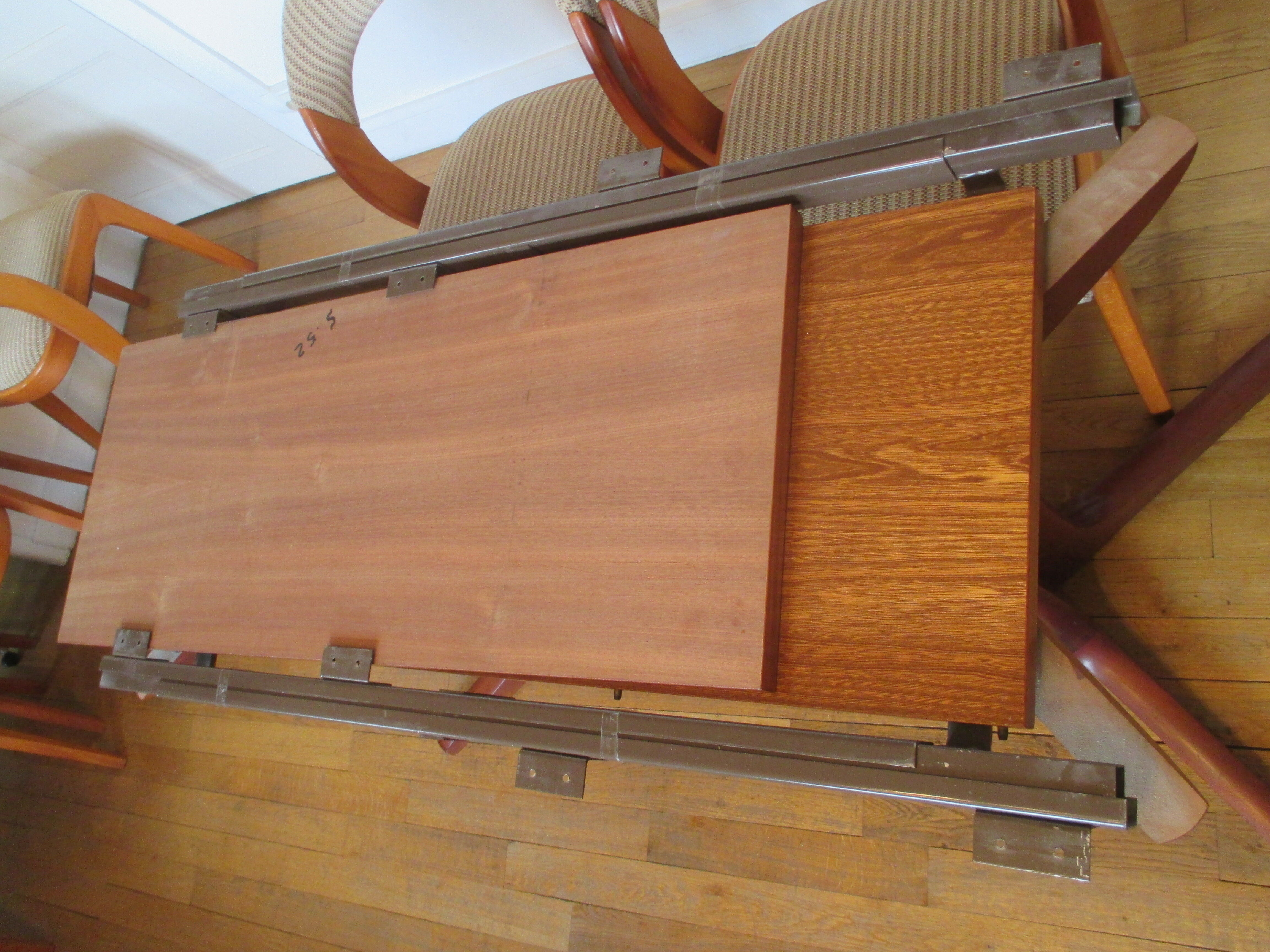 Baumann oval table