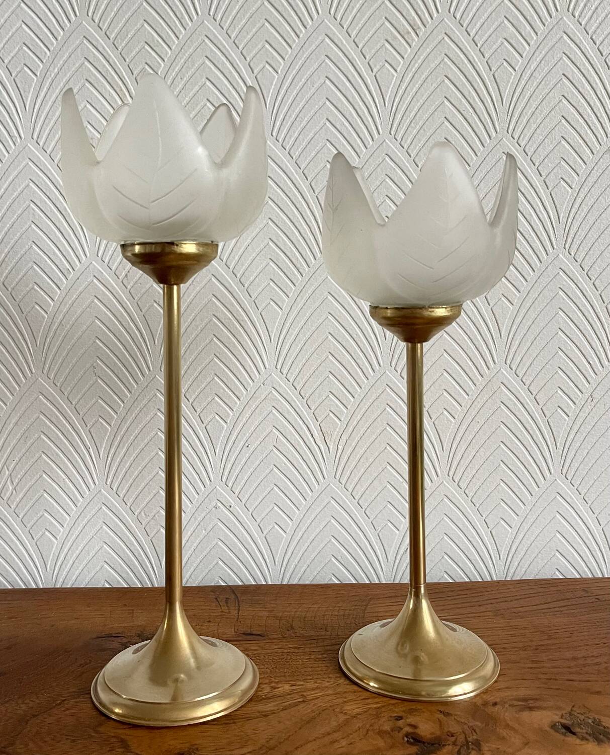 Pair of tulip-shaped candle holders in frosted glass and brass.