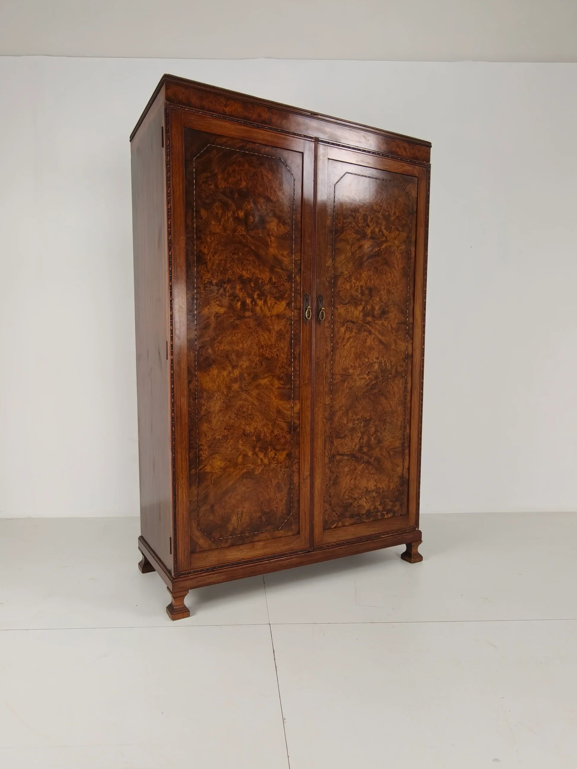 Superbe armoire anglaise Art Déco en loupe de noyer signée Waring & Gillow – vers 1900-1932
