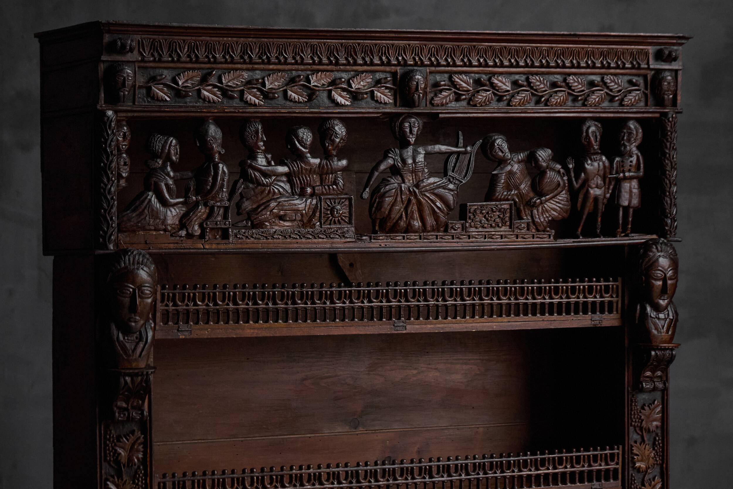 Bibliothèque ancienne sculptée expressive, France, 19e siècle