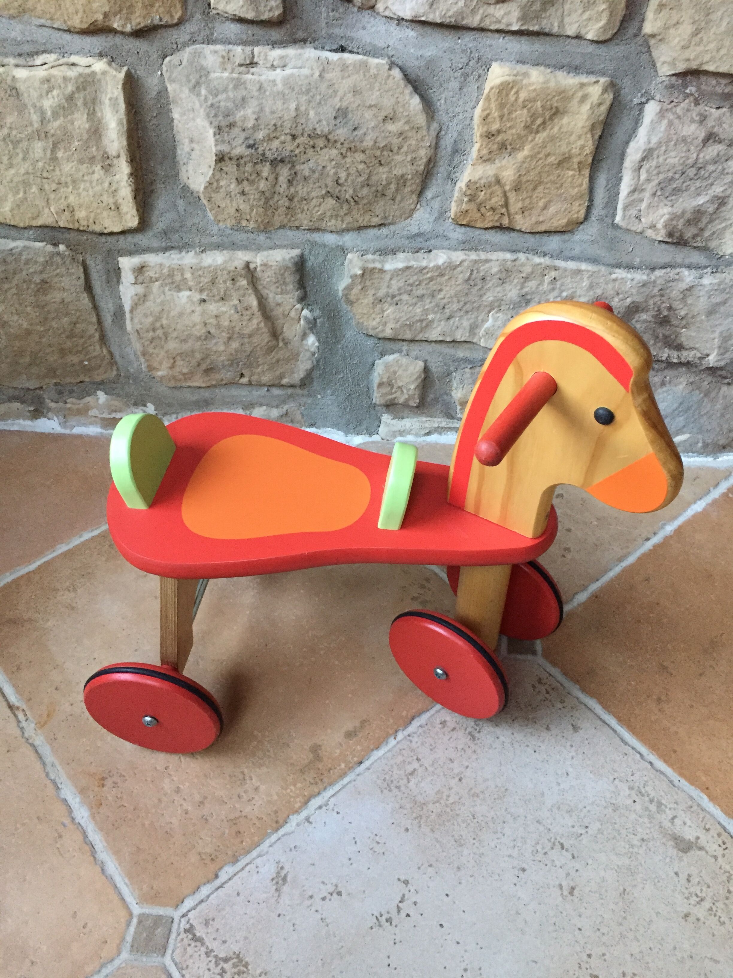 Carrier wooden horse for the little ones
