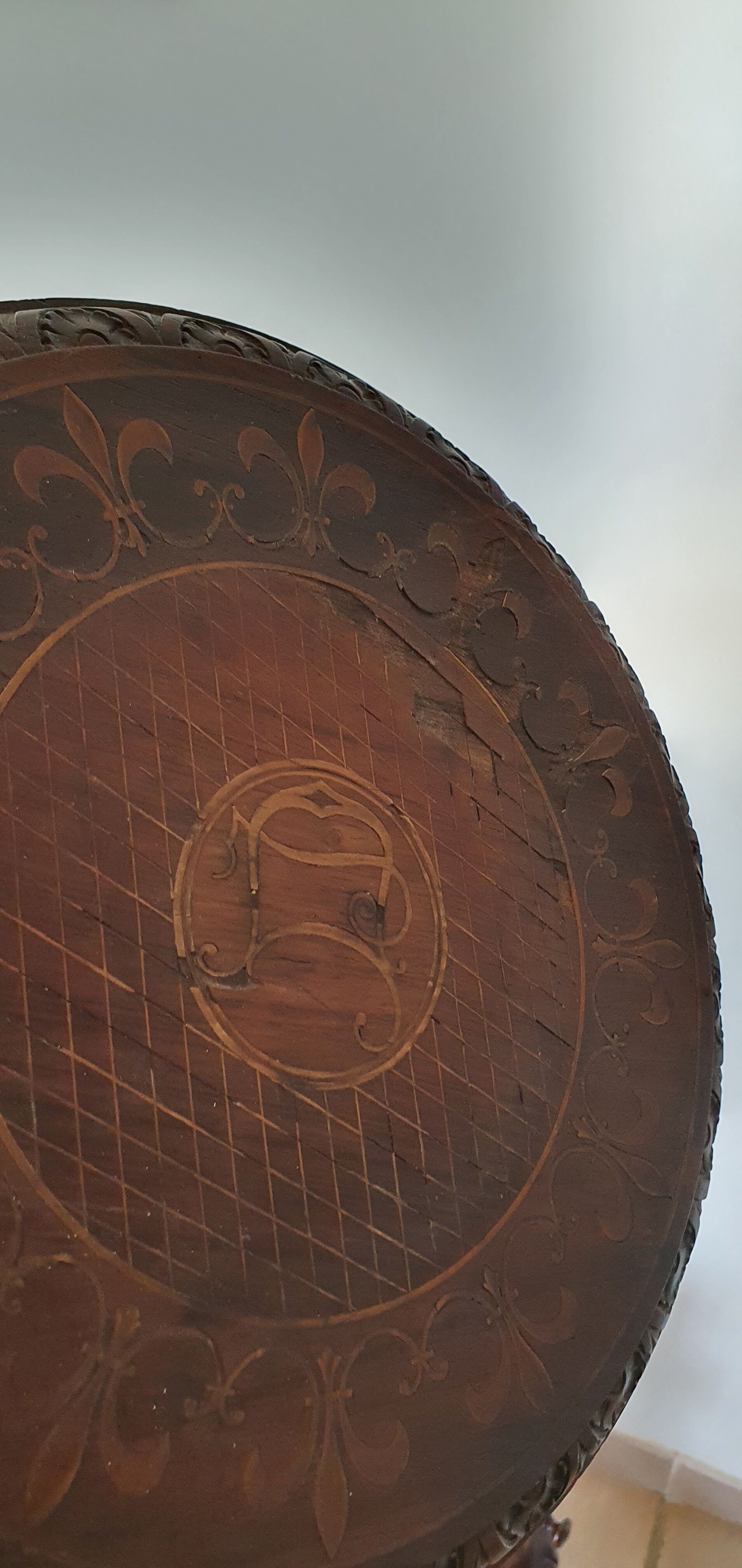 Wooden sellette