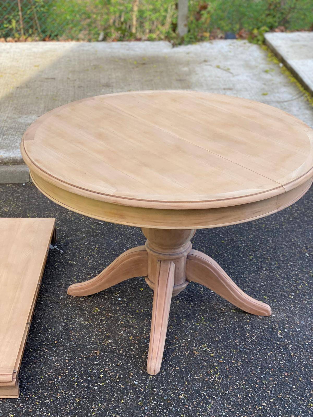 Renovated round extendable dining table with a central wooden leg, 110-210cm.