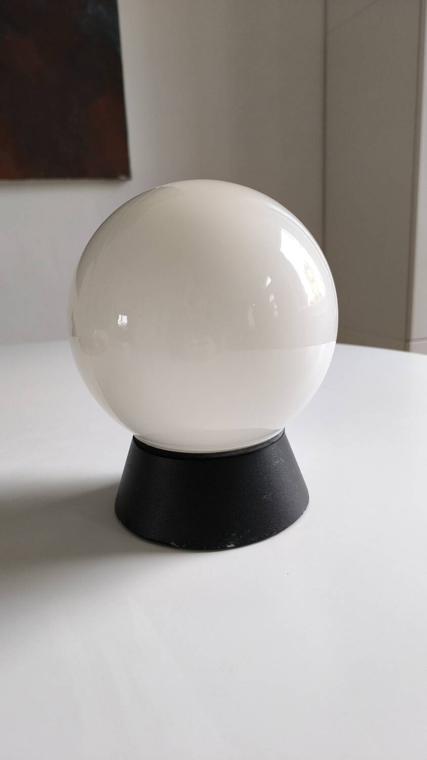 Applique boule en opaline blanche 1970