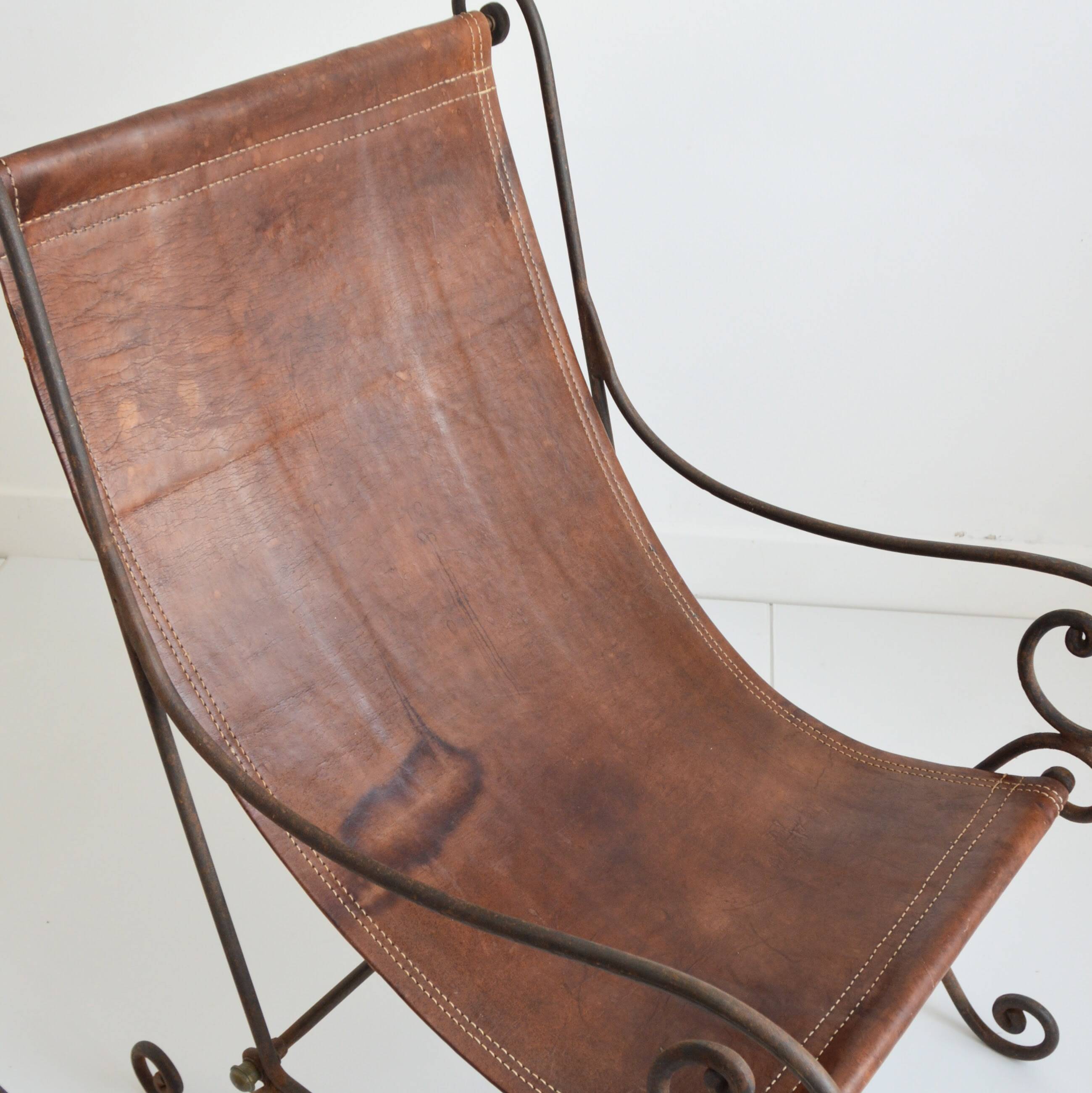Paire de fauteuils en fer forgé et cuir vintage