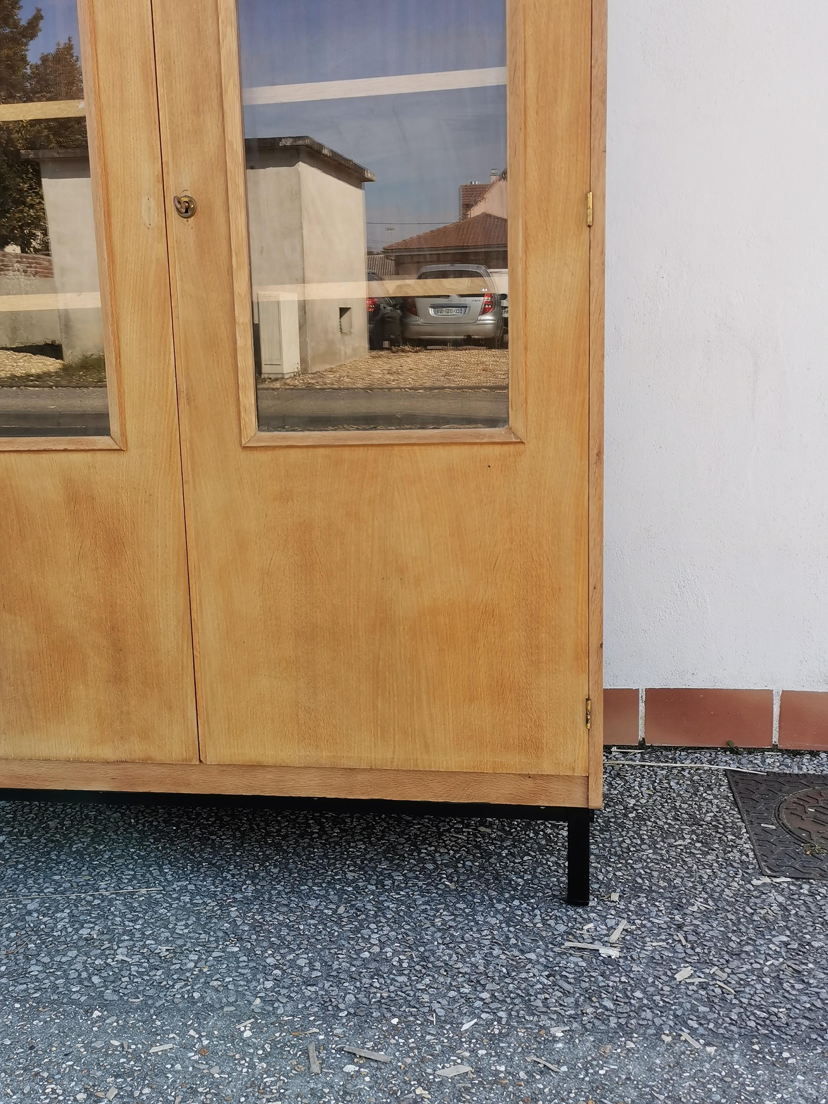 Armoire d'école en chêne