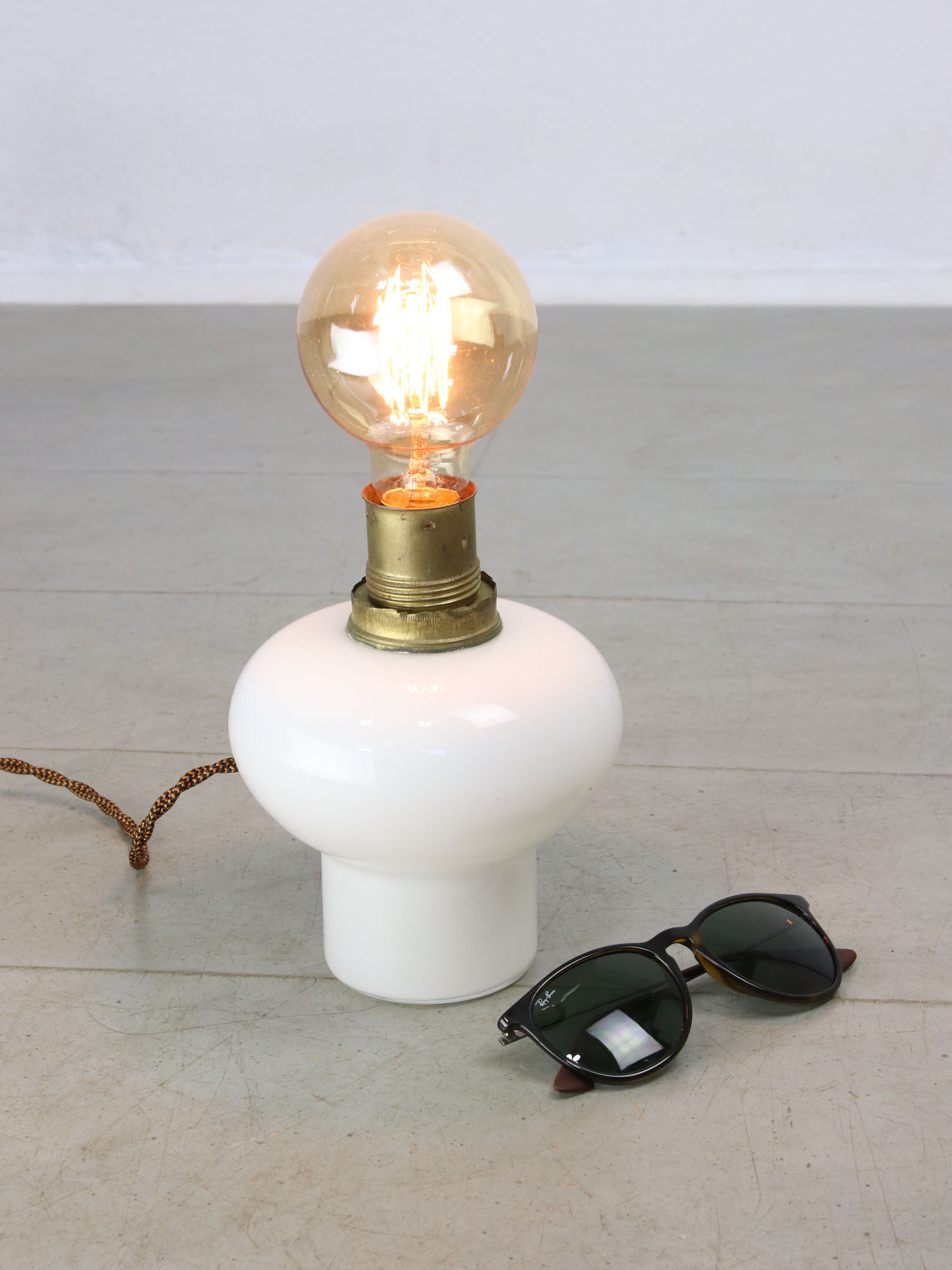 Lampe de table italienne en laiton et opaline du milieu du siècle