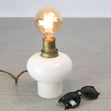Lampe de table italienne en laiton et opaline du milieu du siècle