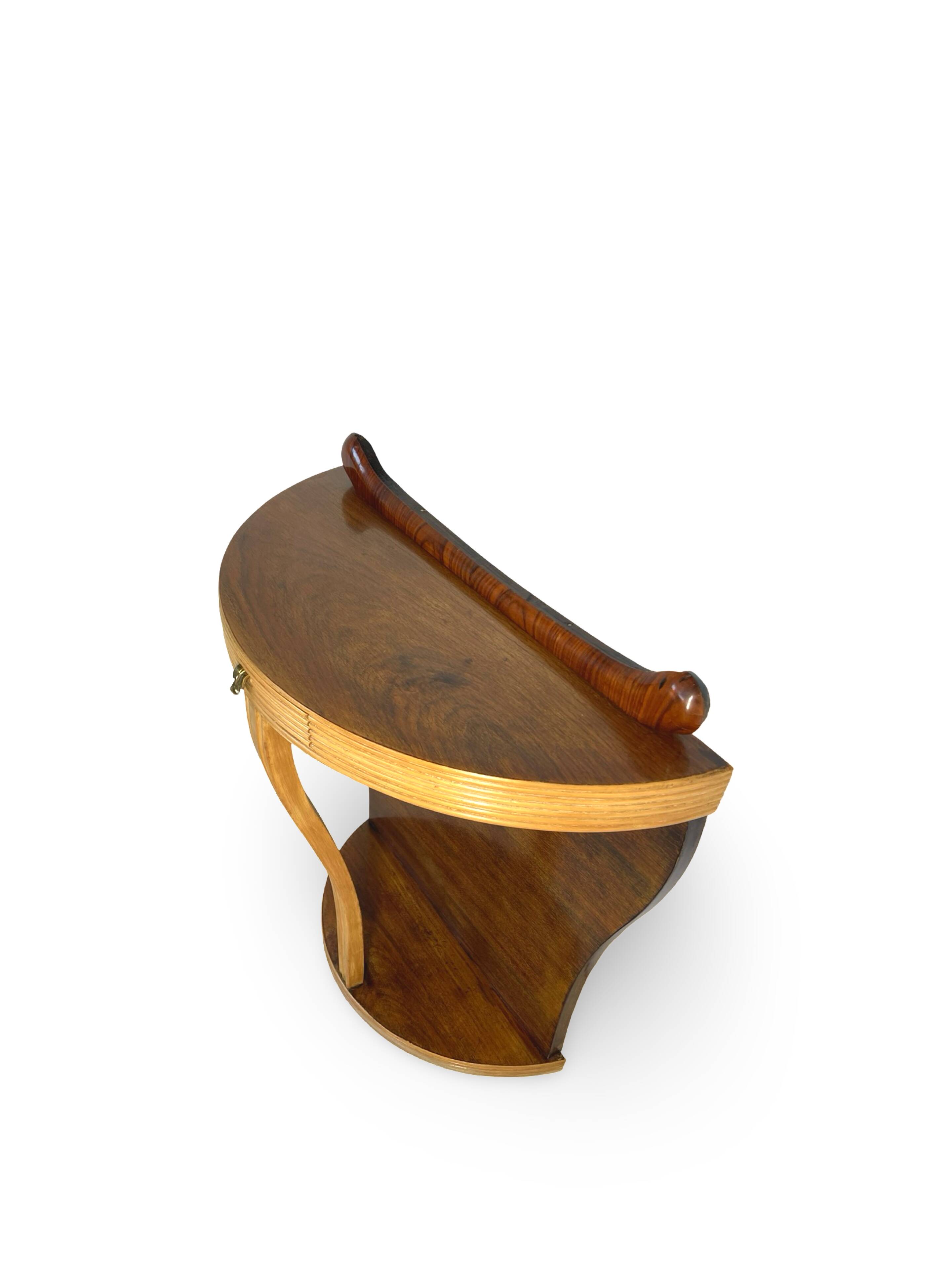 Console Art Déco moderne du milieu du siècle, dans le style de Paolo Buffa.
