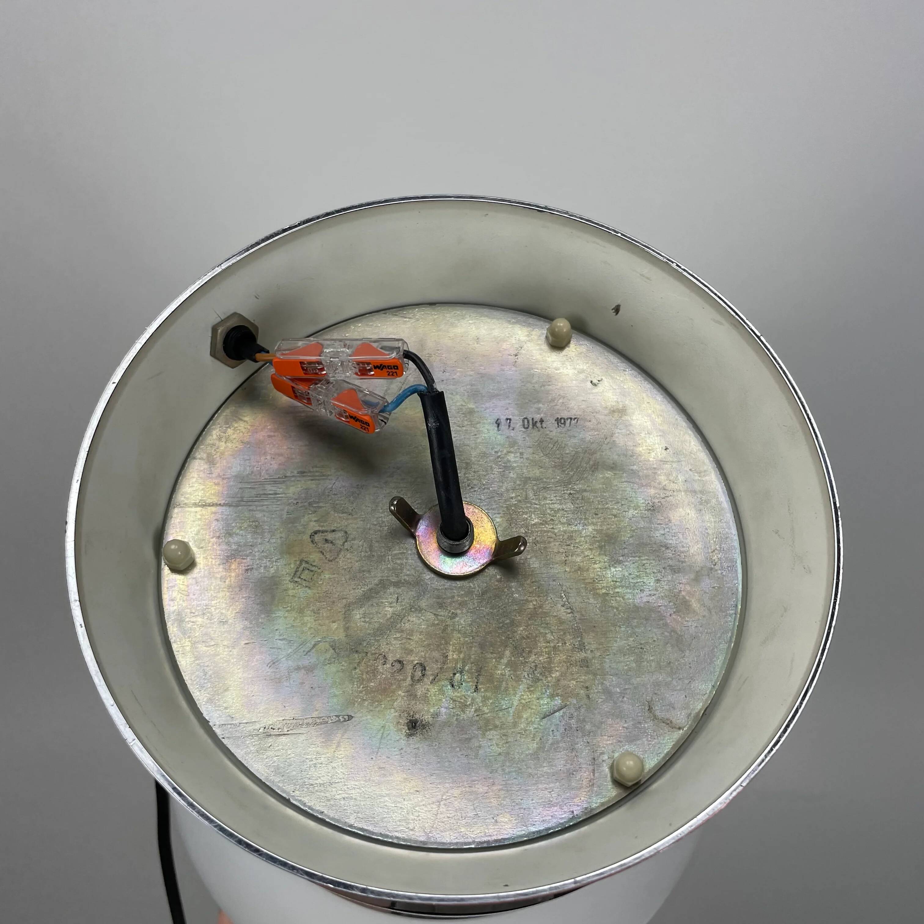 Lampe de table blanche et chrome de l'ère spatiale par Aka Electric, Allemagne 1977