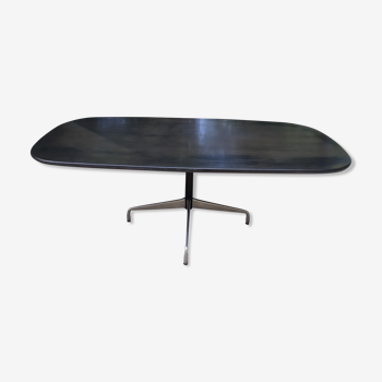 Oval table by Charles and Ray Eames Hermann Miller edition