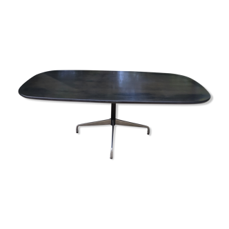 Oval table by Charles and Ray Eames Hermann Miller edition