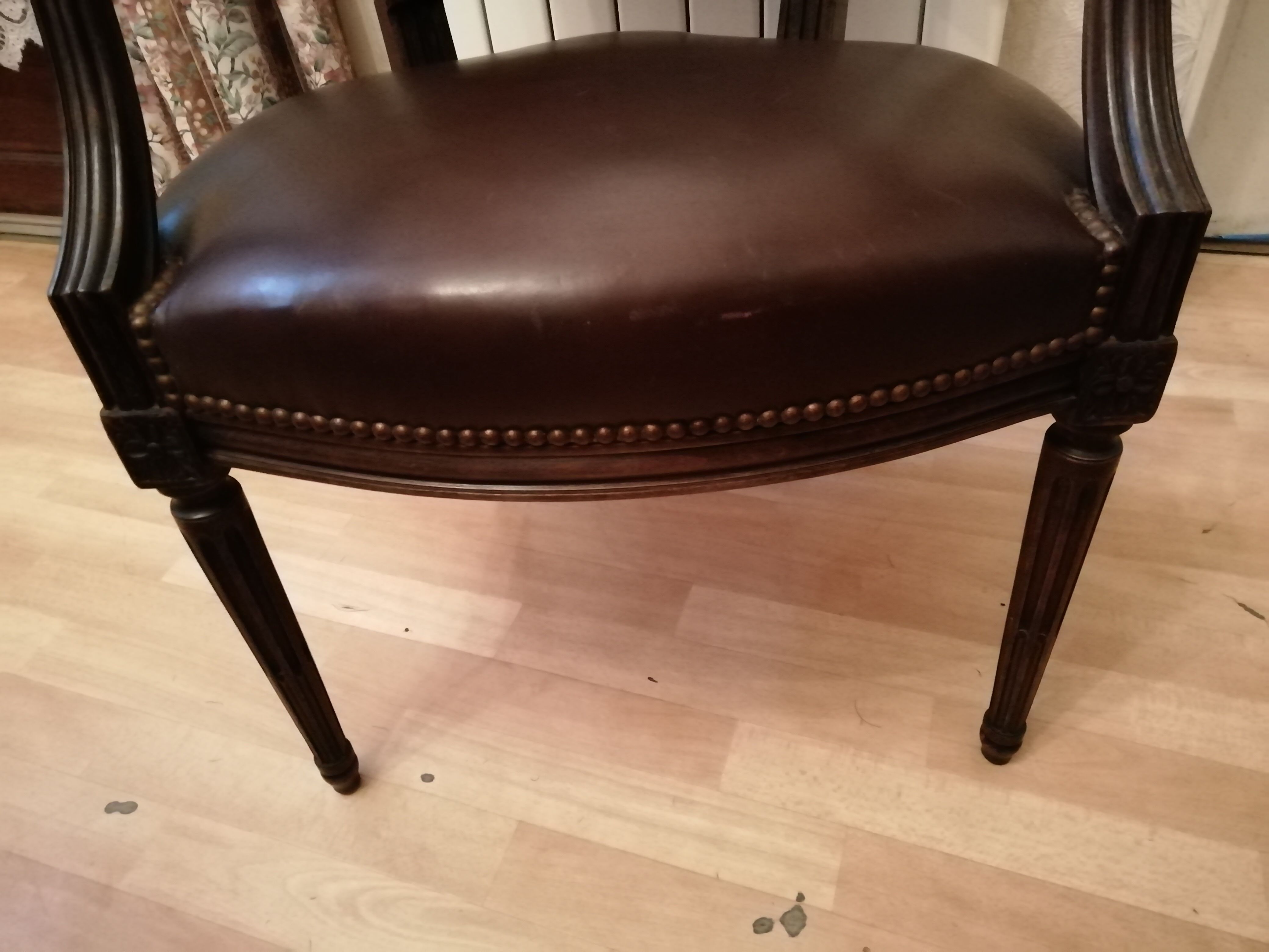 Fauteuil cabriolet Louis XVI couvert cuir marron foncé