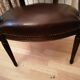 Fauteuil cabriolet Louis XVI couvert cuir marron foncé