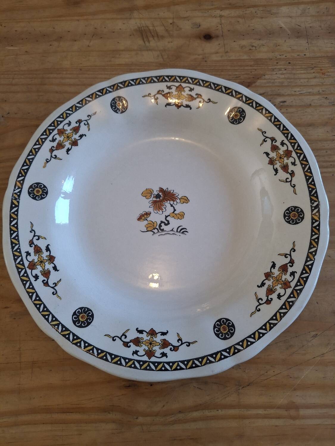 Vintage flat plate in Gien earthenware.