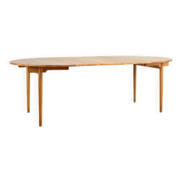 Extendable oak round table by Hans J. Wegner, Denmark, 1970s.