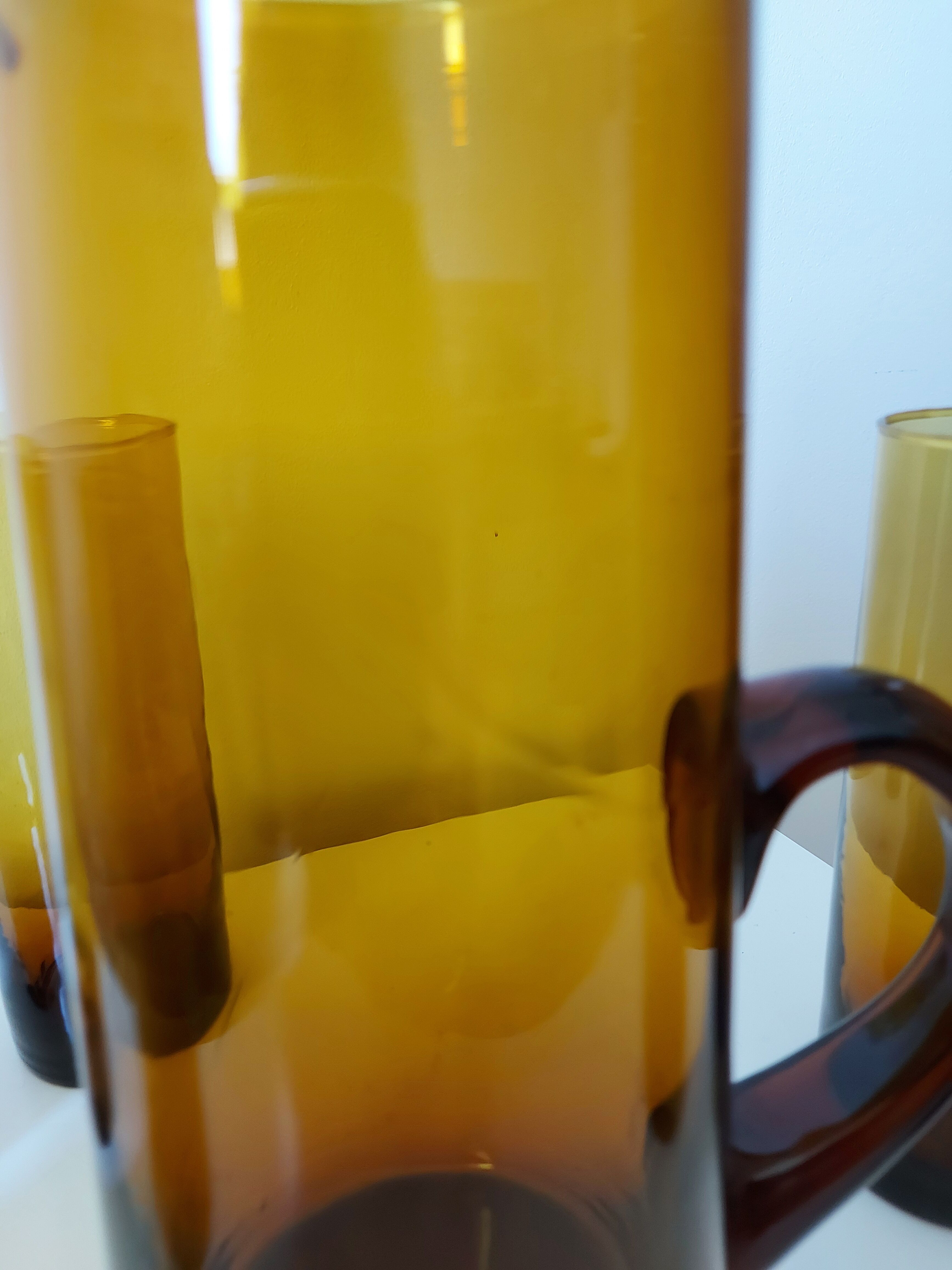 Set carafe and 5 amber glasses