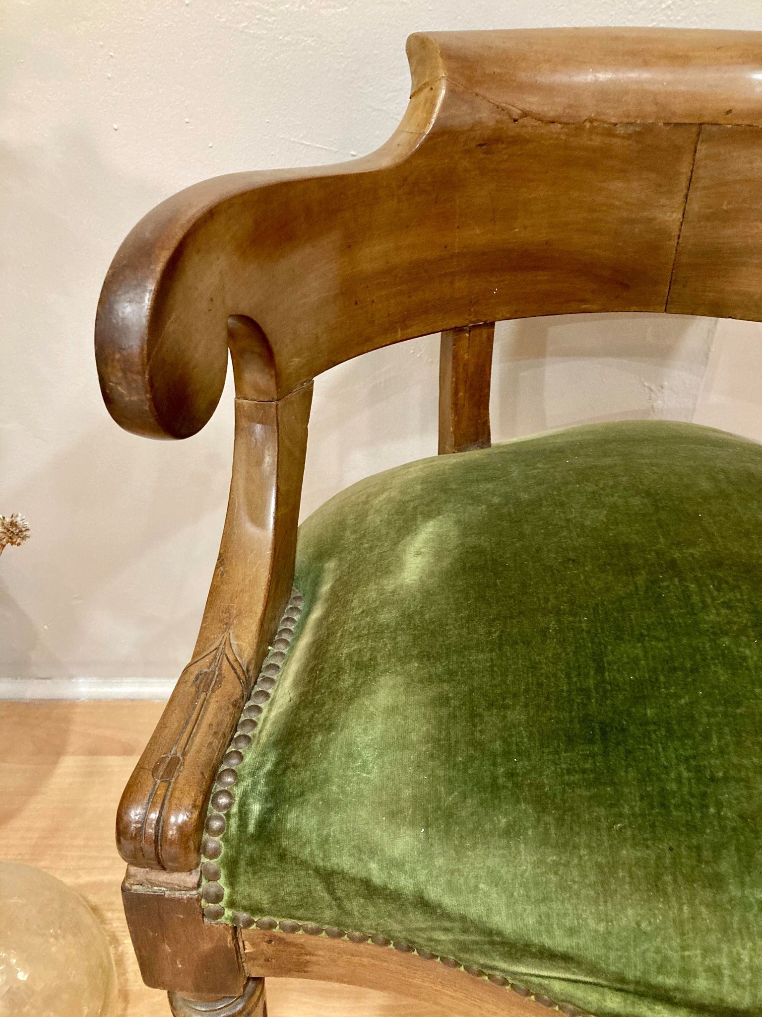 Velvet seated convertible-style chair