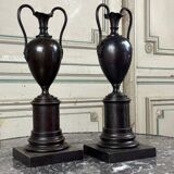 Paire de vases en bronze patine noire, XIXème siècle