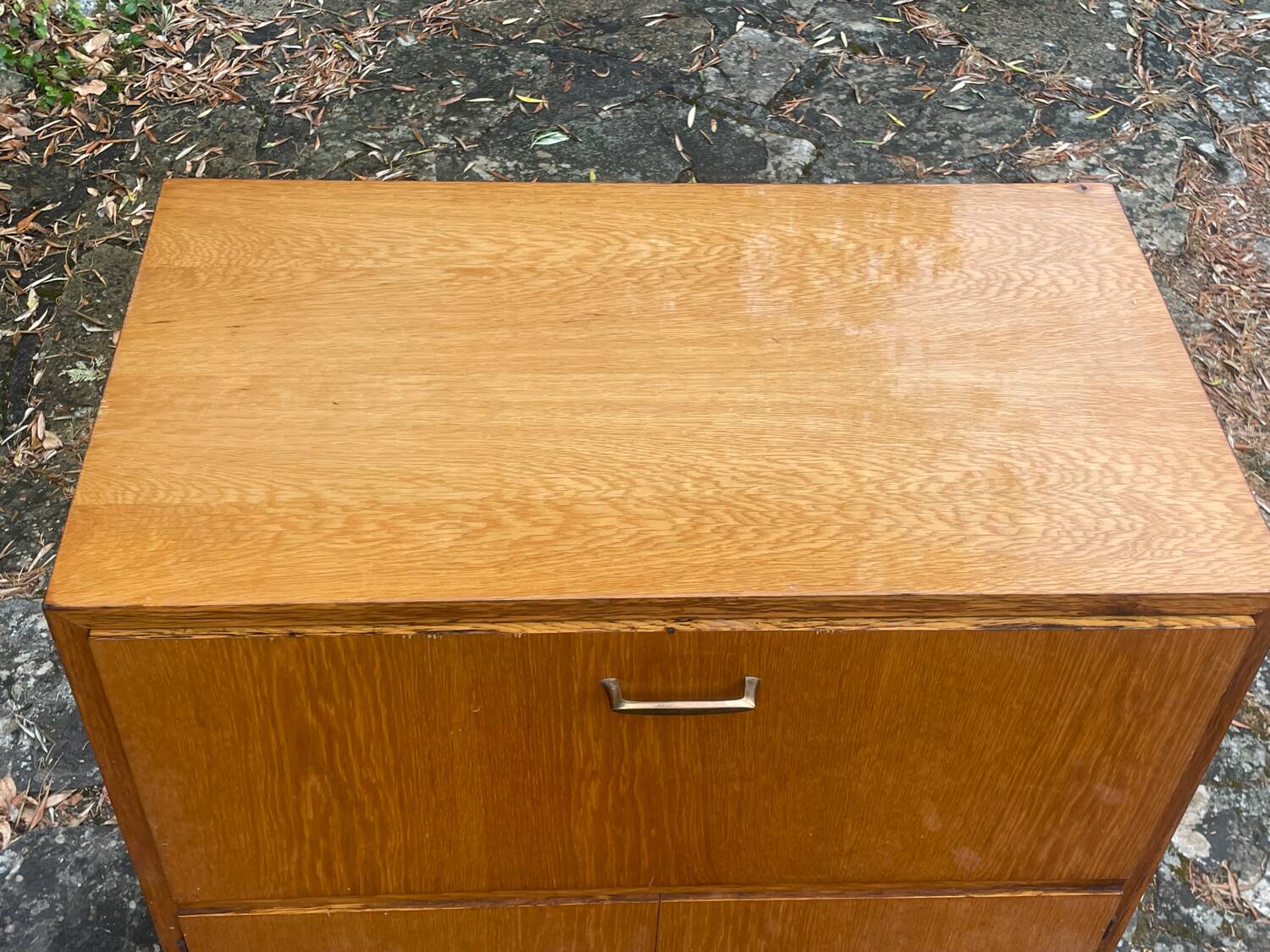 Side table on wheels