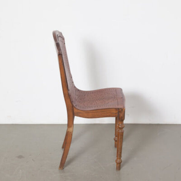 Chaises d'église en contreplaqué