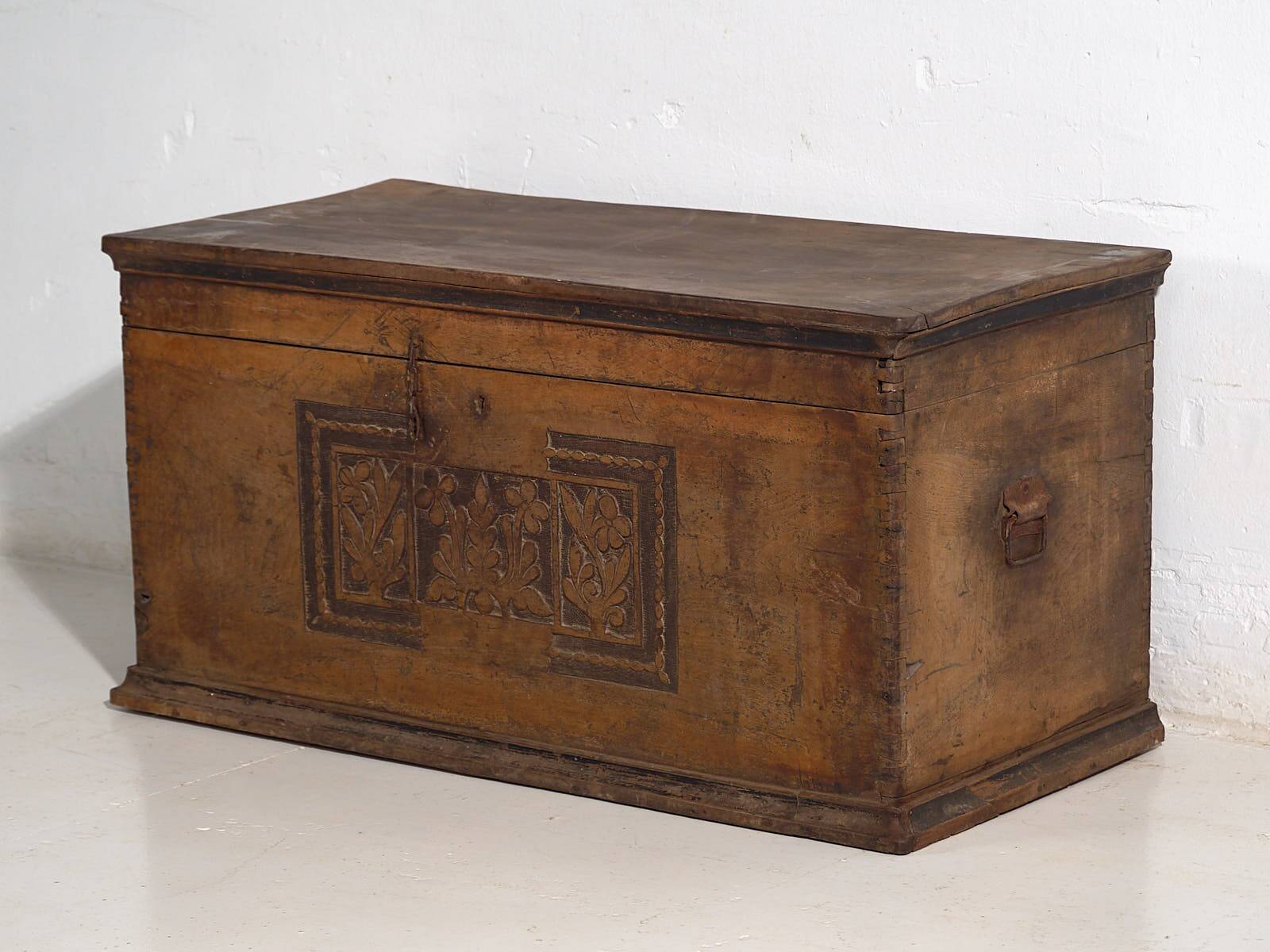 Coffre ancien avec motifs floraux gravés (c.1850)