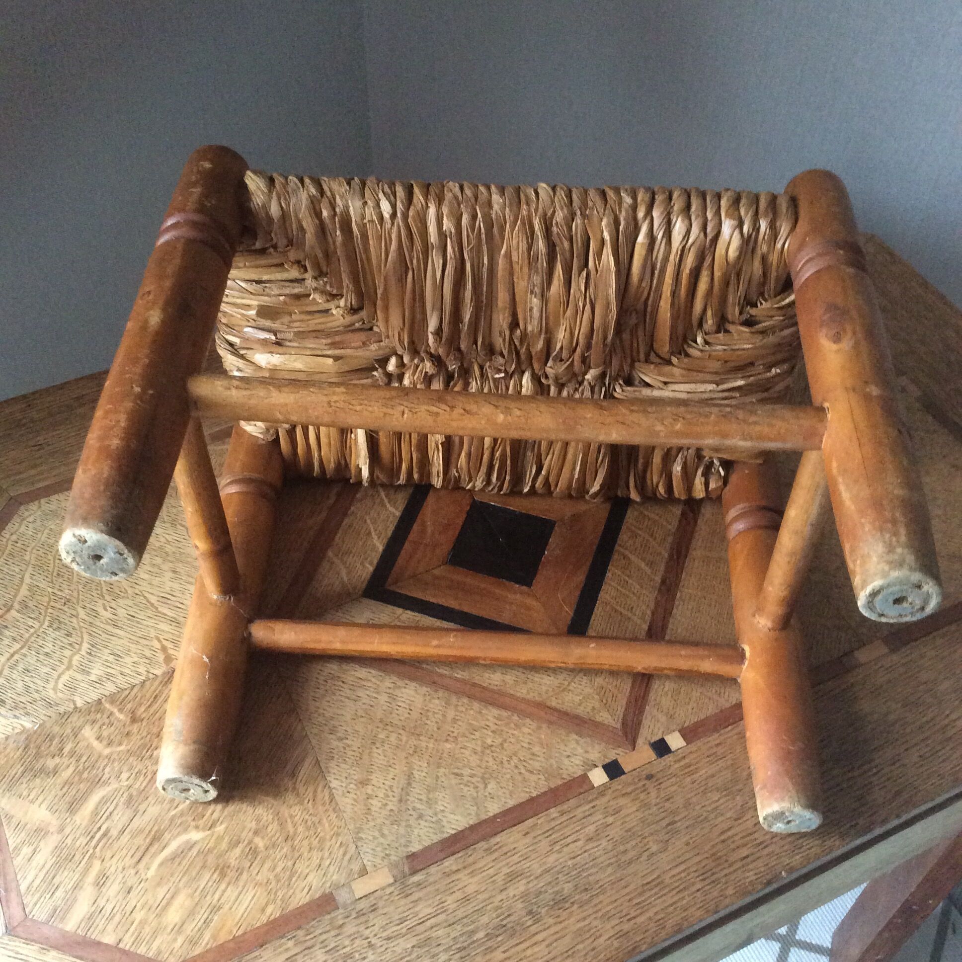 Duo de repose-pieds en bois et paille