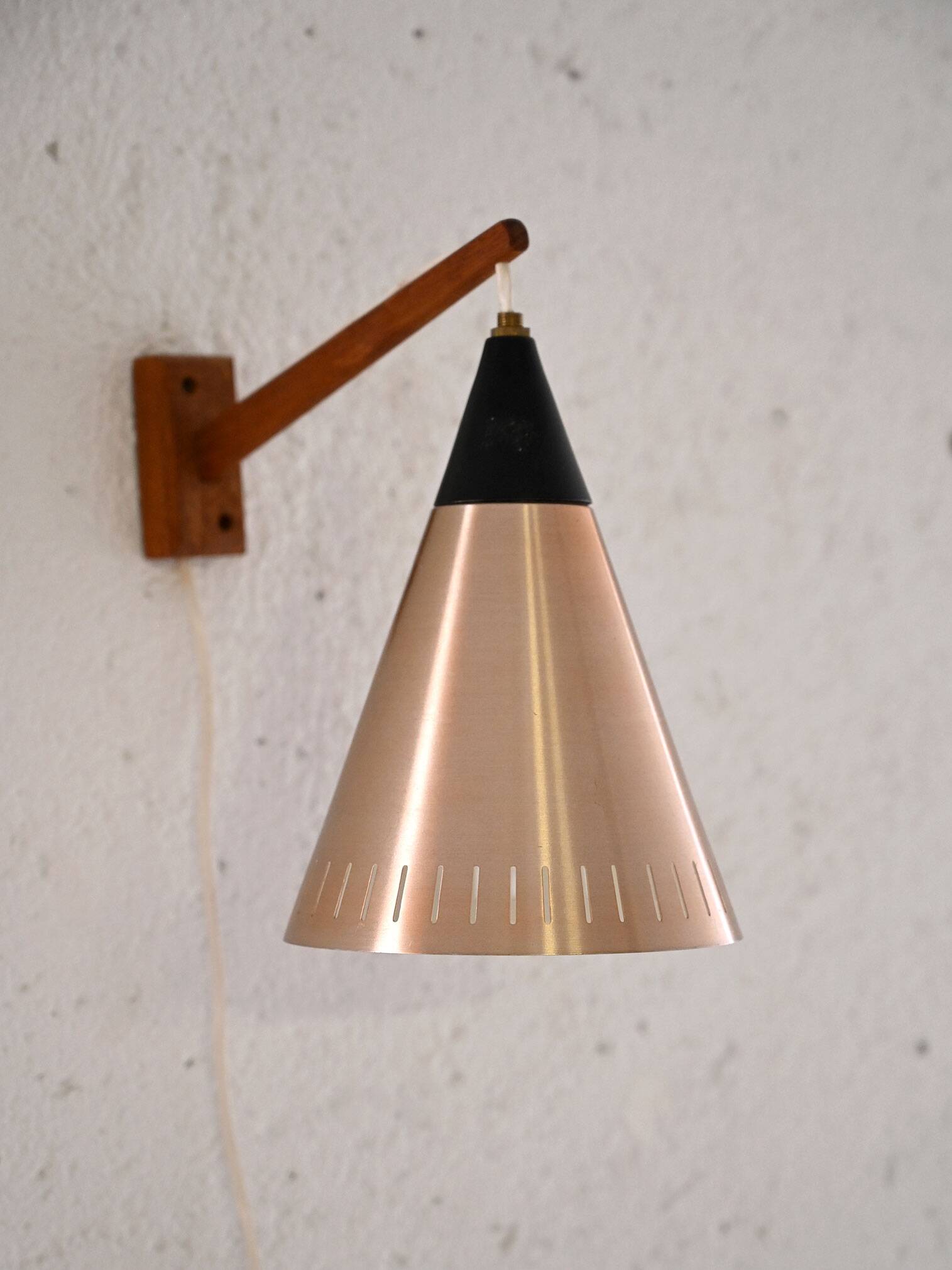 Lampe scandinave avec bras en teck