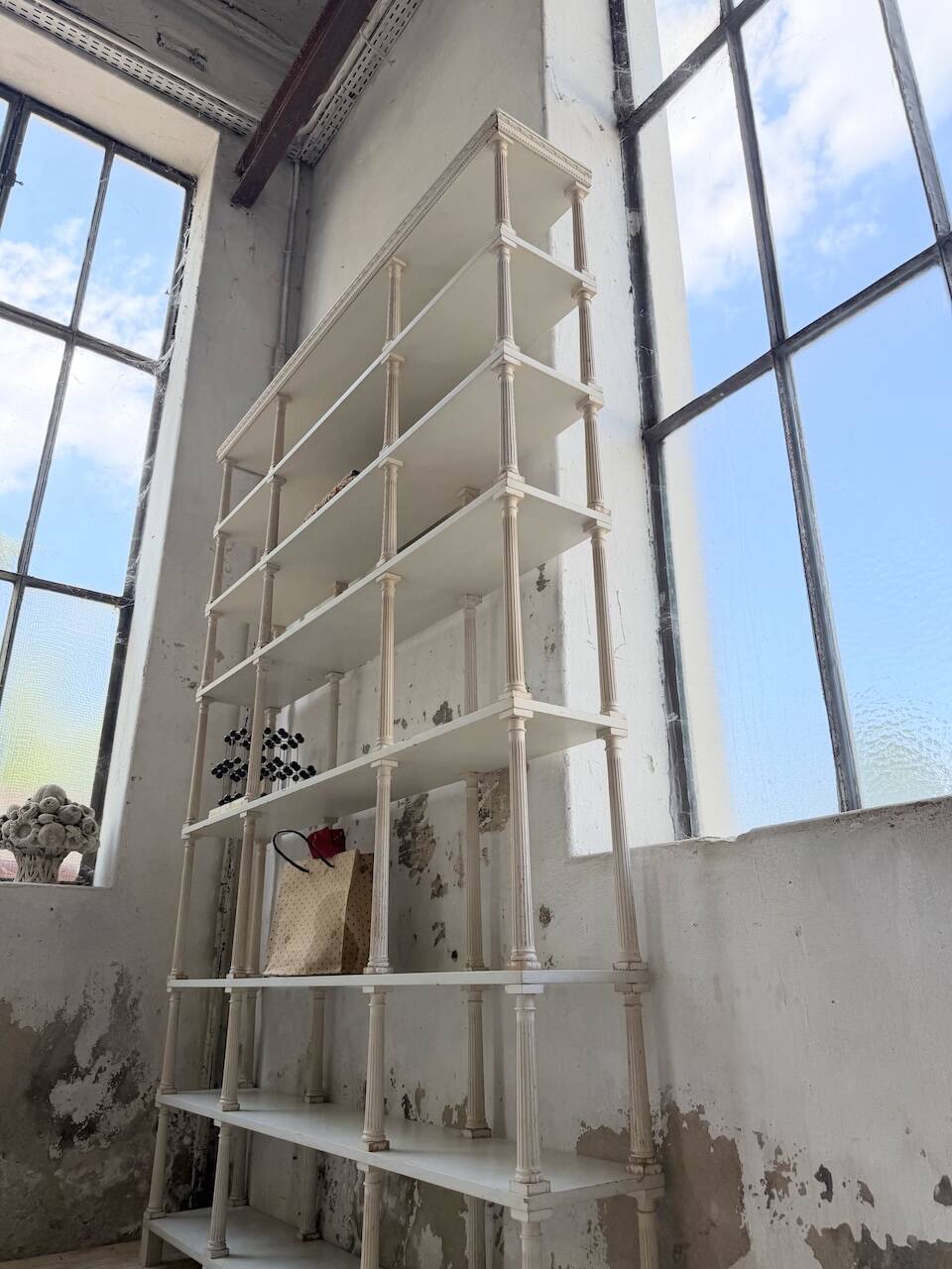 Bibliothèque, étagère XL Napoléon en bois patiné blanc