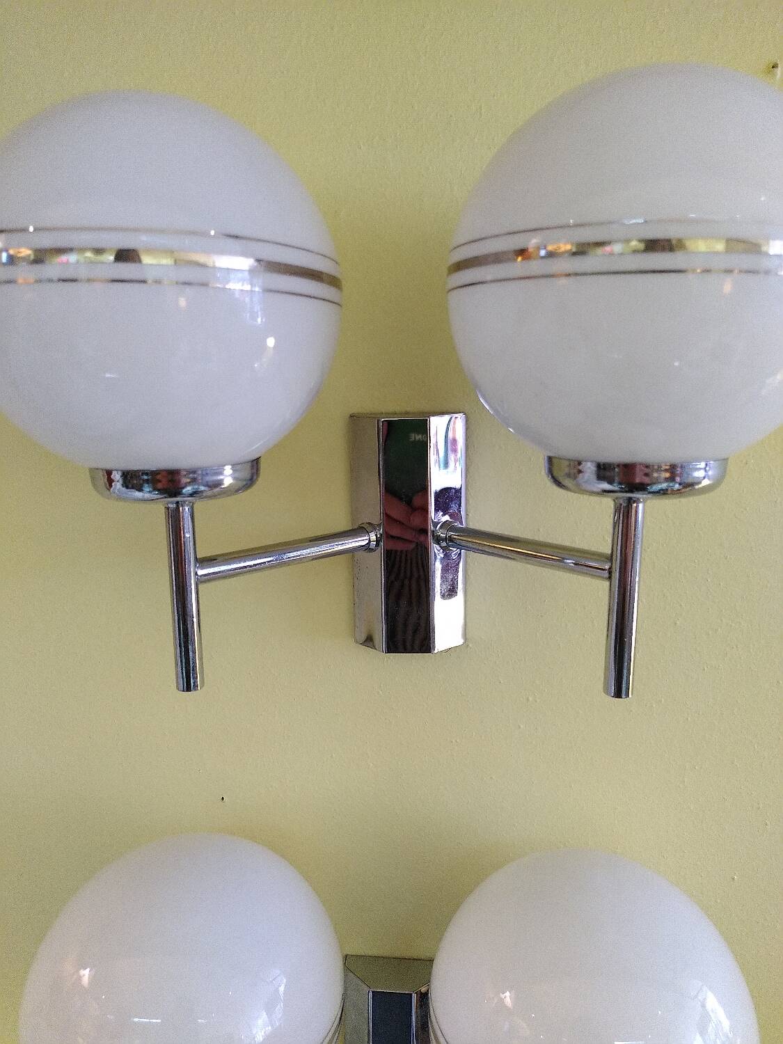 Paire d'appliques vintage, opaline et chrome