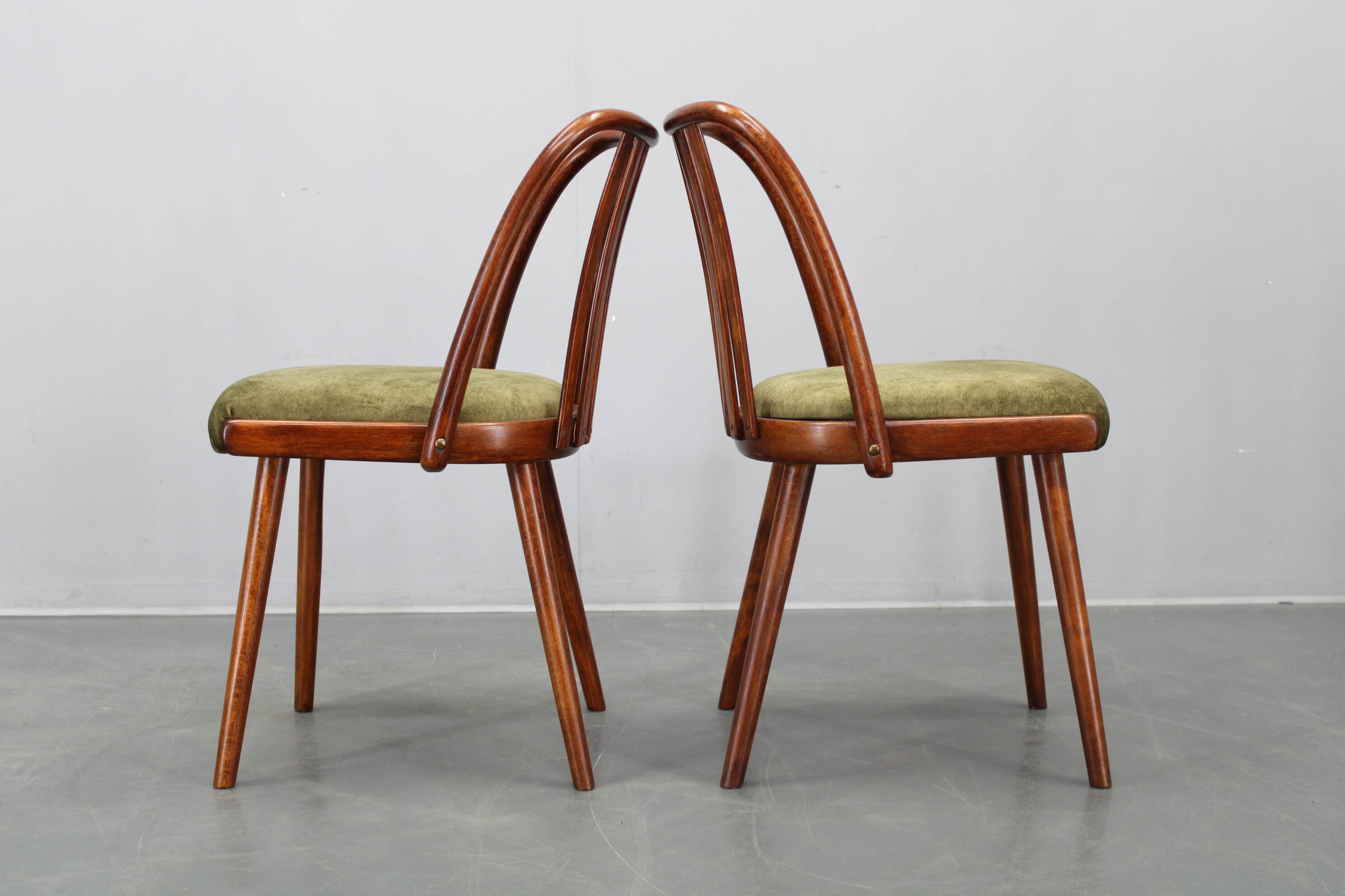 Ensemble de quatre chaises de salle à manger Šuman en hêtre, style milieu du siècle, datant des années 1960, avec revêtement restauré.